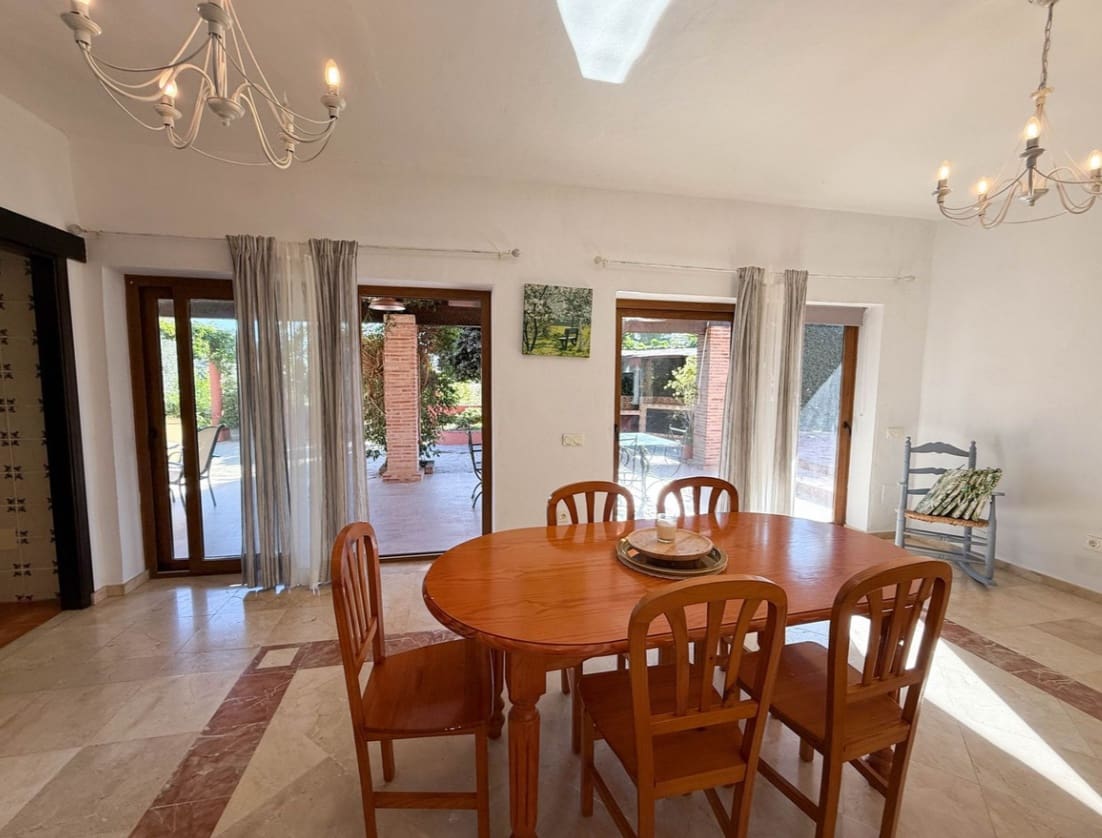 4 slaapkamer Villa te koop in Estepona met zwembad garage - € 795.000 (Ref: 9616409)