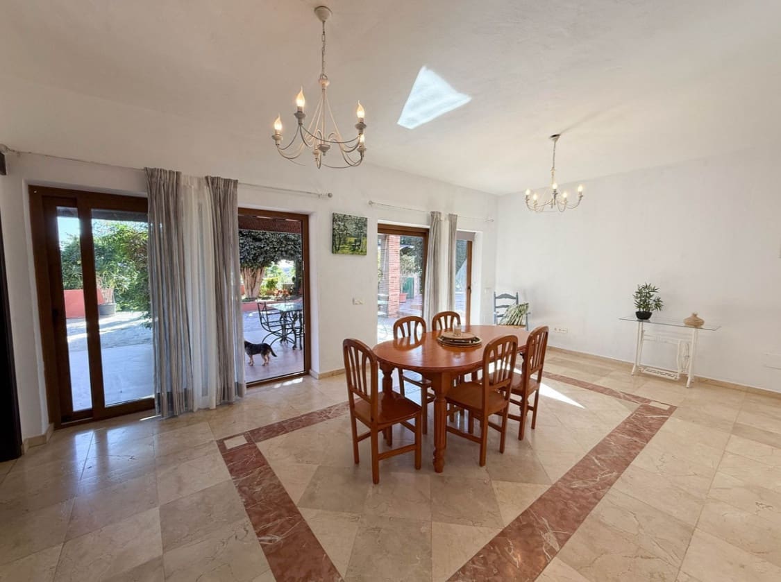 4 slaapkamer Villa te koop in Estepona met zwembad garage - € 795.000 (Ref: 9616409)