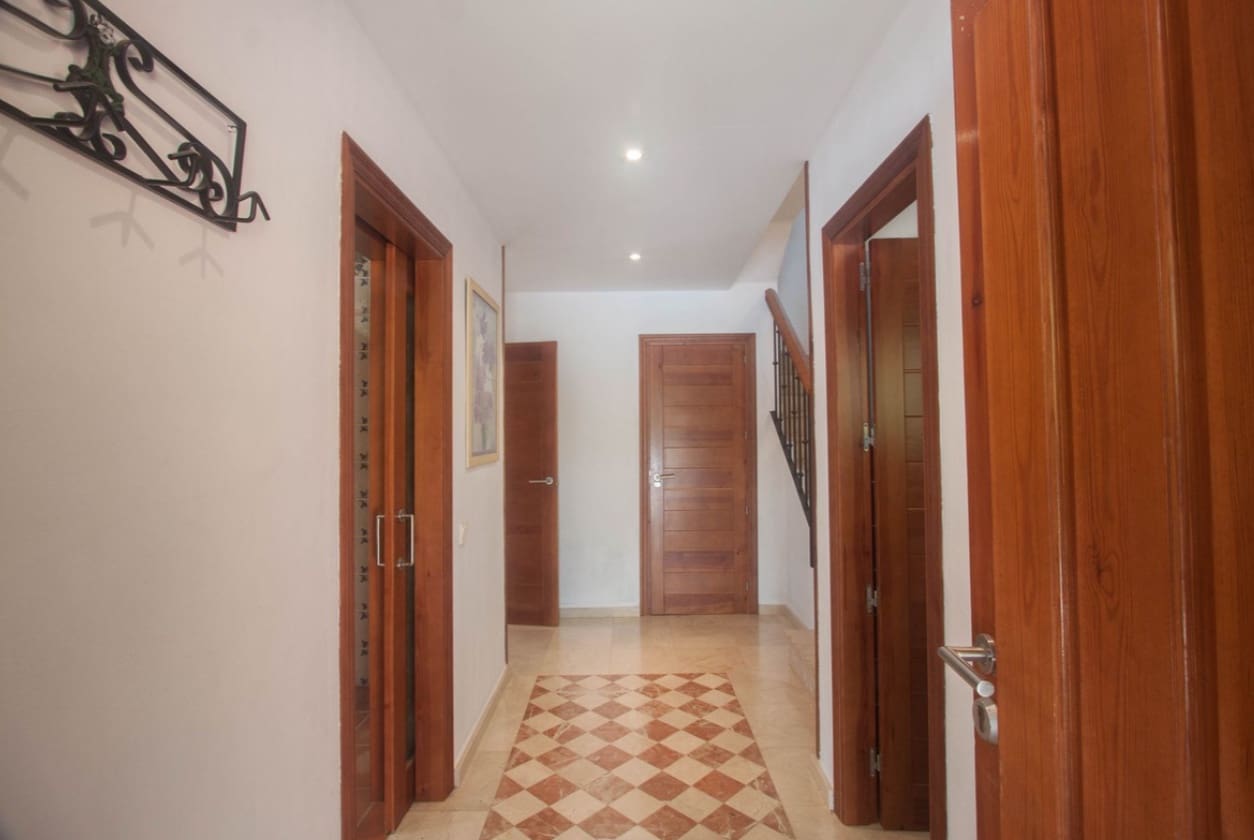 4 slaapkamer Villa te koop in Estepona met zwembad garage - € 795.000 (Ref: 9616409)