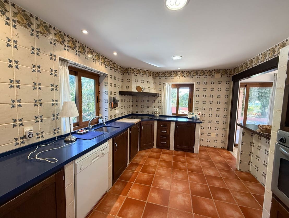 4 slaapkamer Villa te koop in Estepona met zwembad garage - € 795.000 (Ref: 9616409)