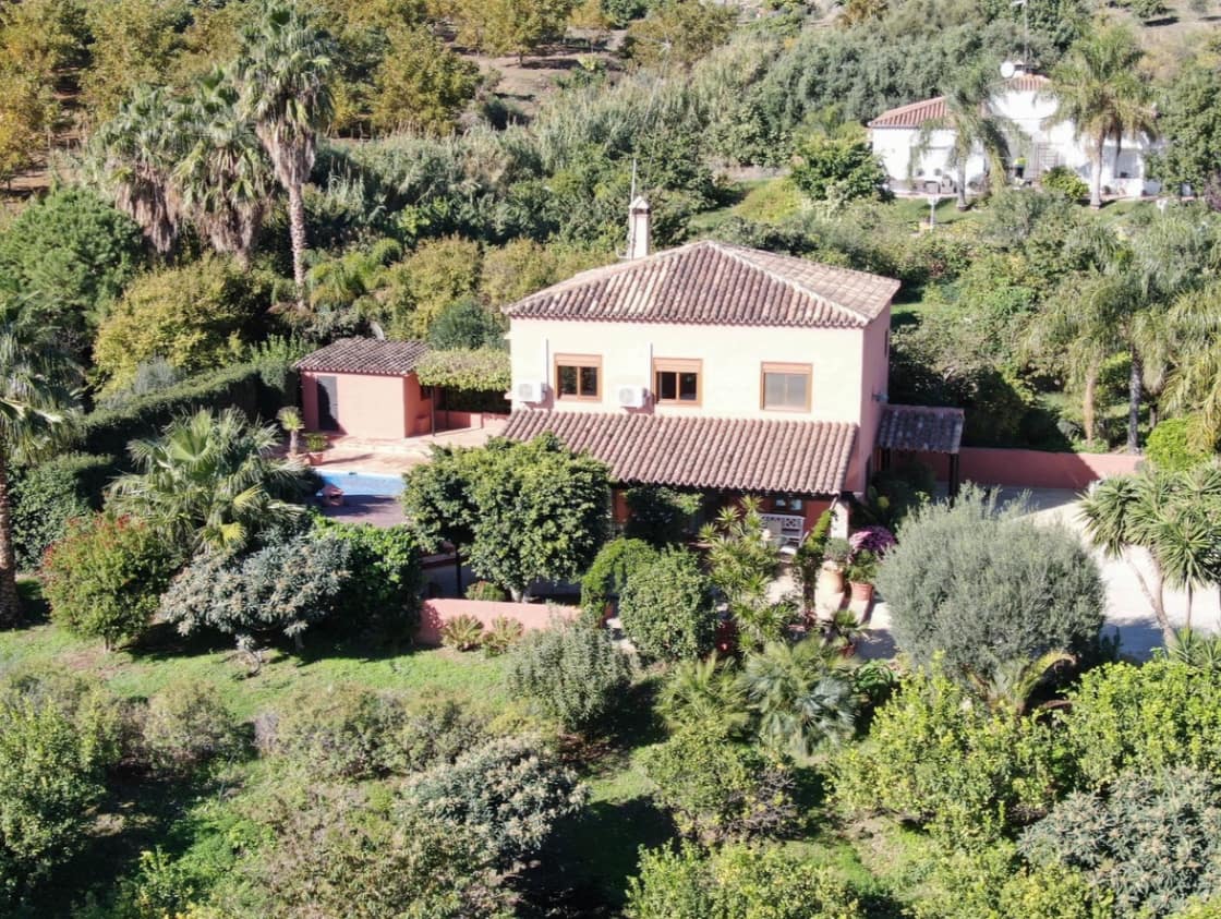 4 slaapkamer Villa te koop in Estepona met zwembad garage - € 795.000 (Ref: 9616409)