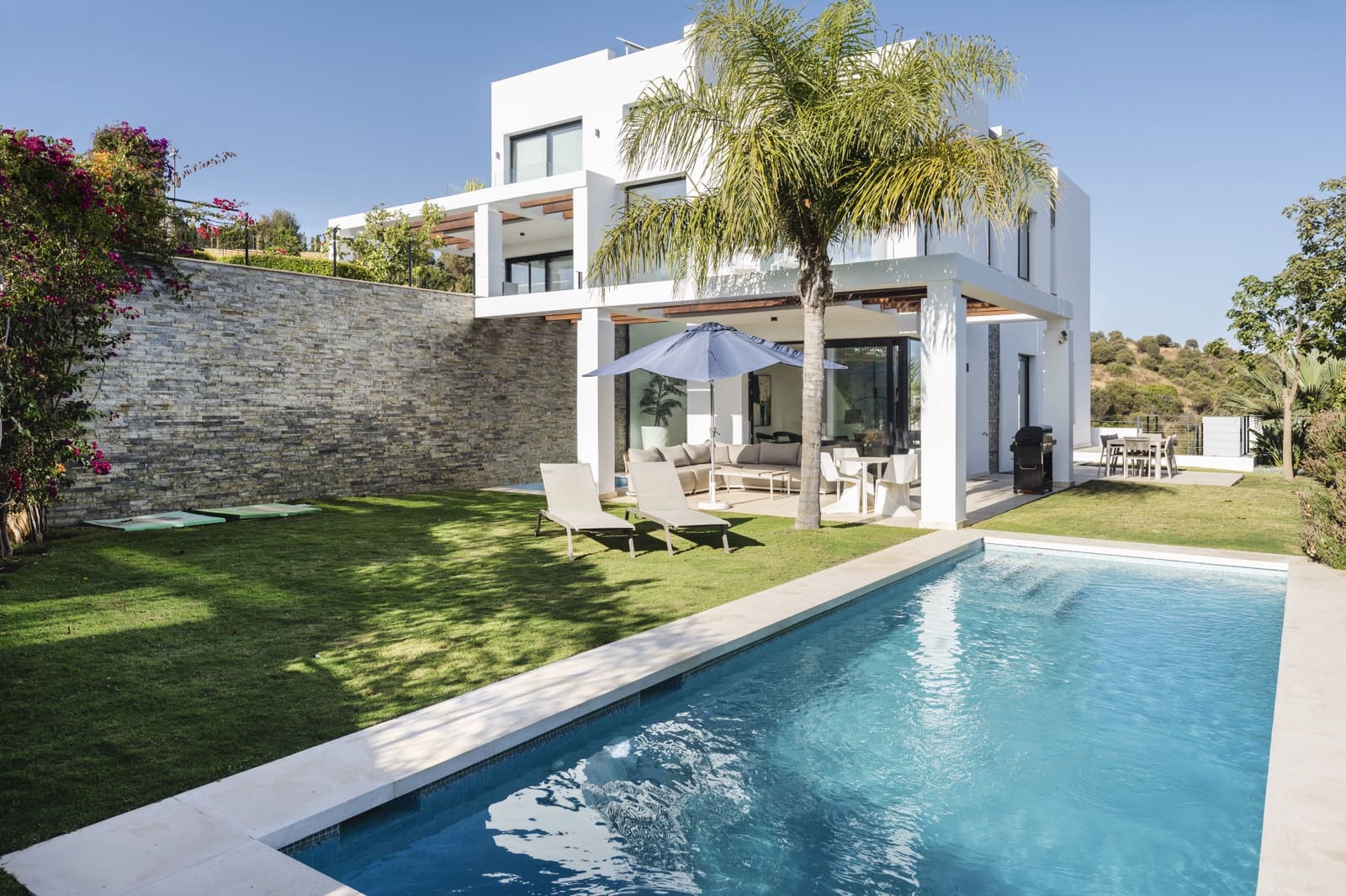 5 soveværelse Semi-Rækkehus til salg i Marbella med swimmingpool garage - € 1.495.000 (Ref: 9616417)