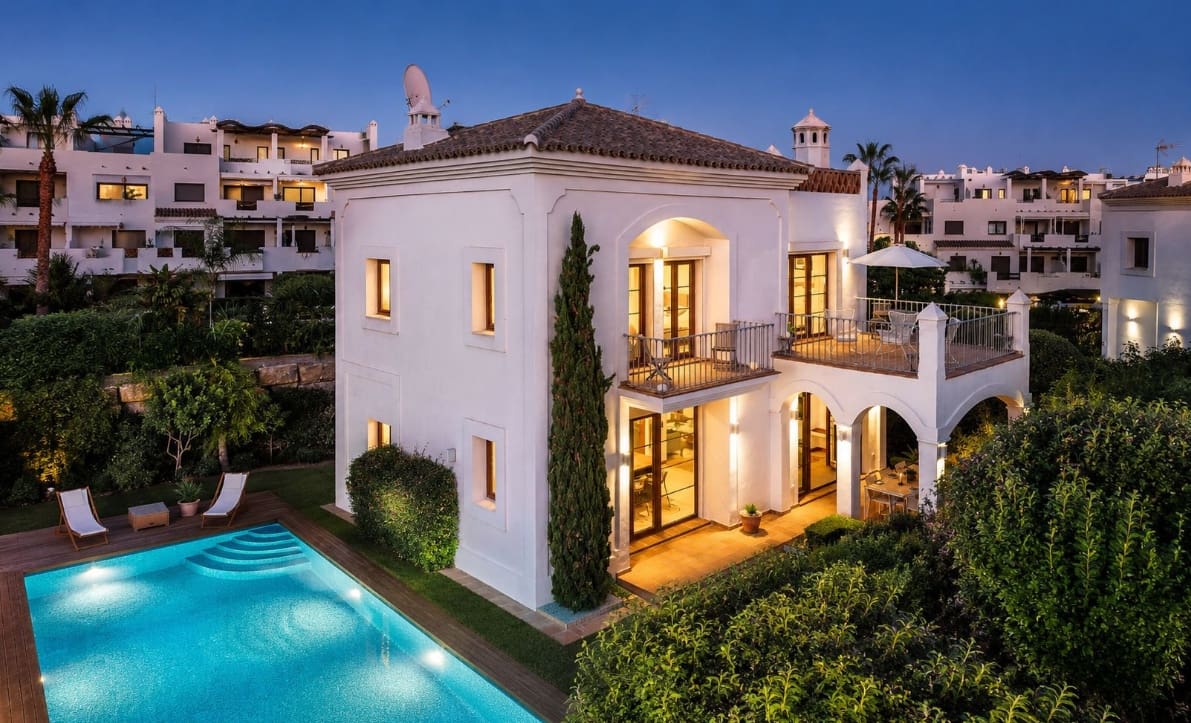Chalet de 4 habitaciones en Estepona en venta con piscina garaje - 1.690.000 € (Ref: 9616418)