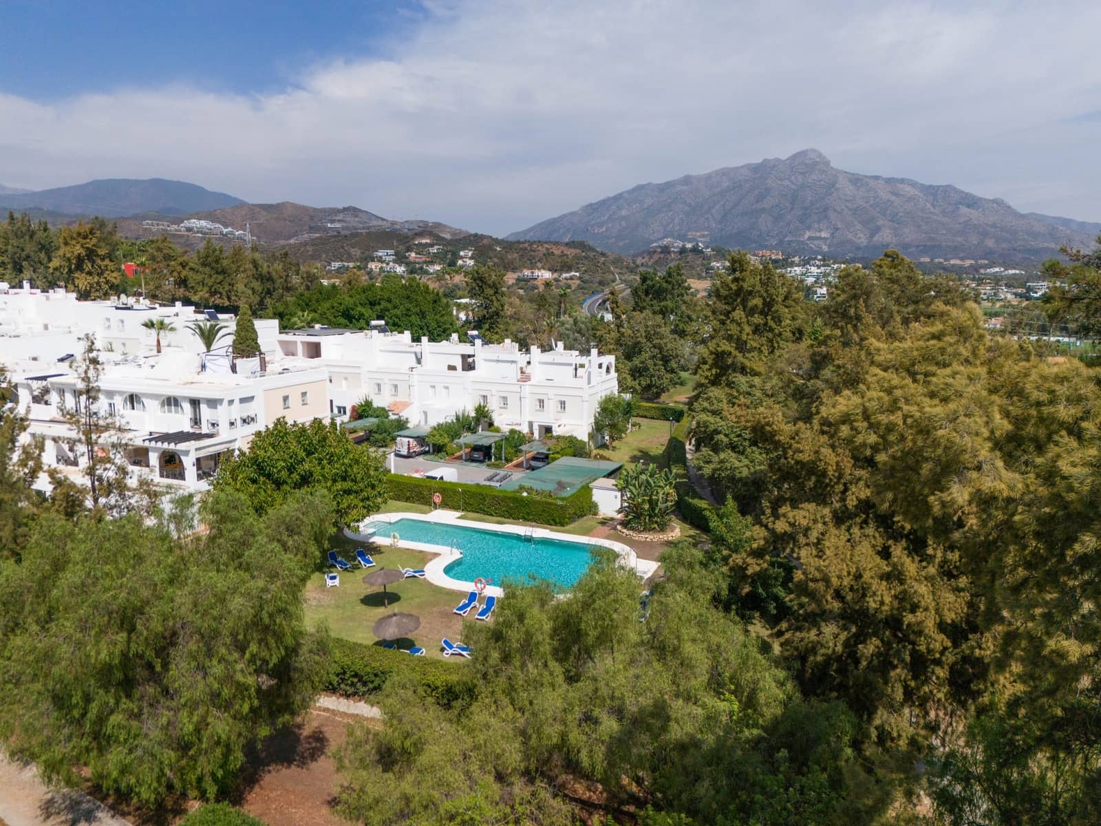 2 sovrum Semi-fristående Villa till salu i Benahavis med pool garage - 1 750 000 € (Ref: 9616423)