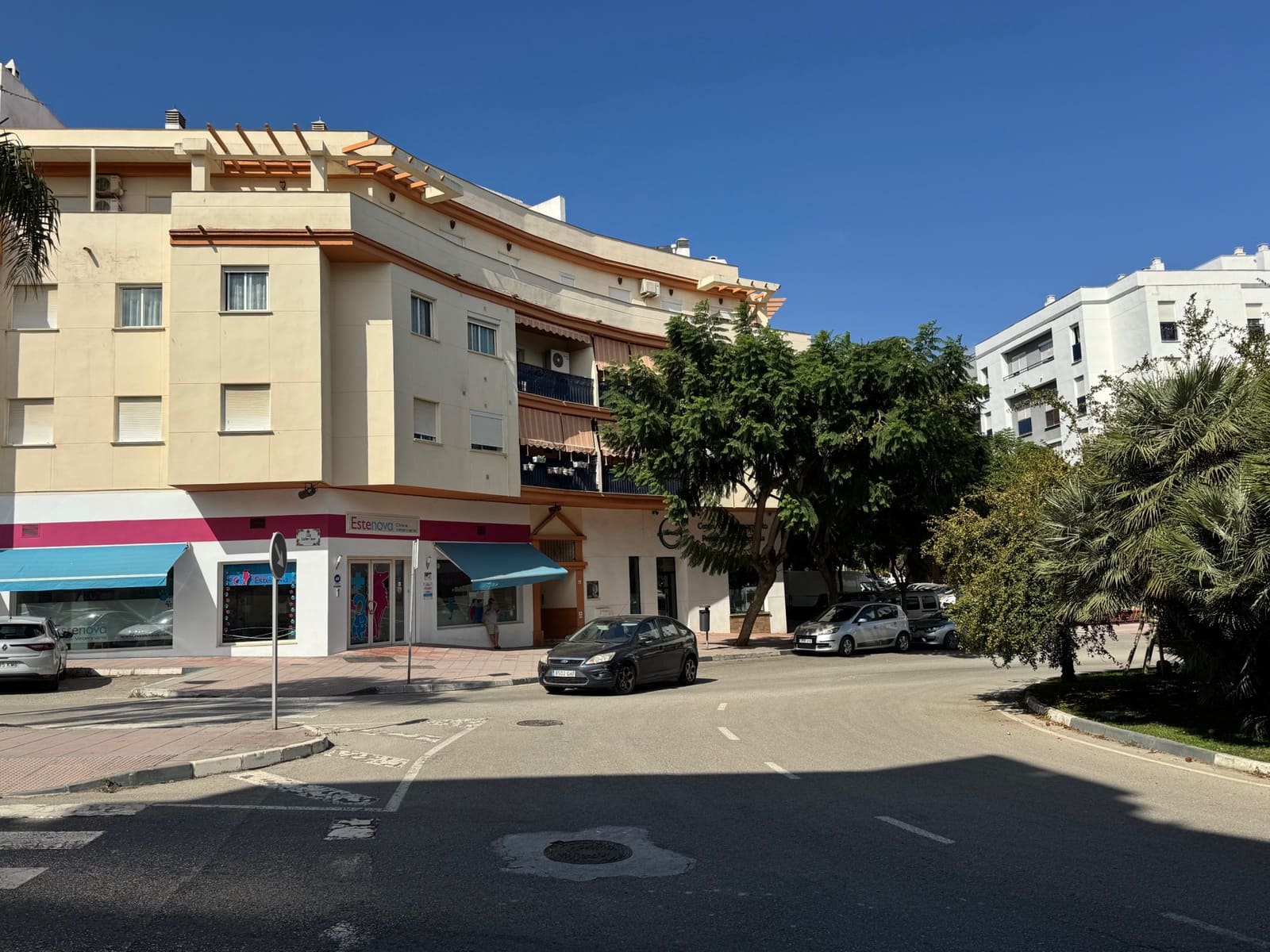 4 quarto Penthouse para venda em Estepona com piscina garagem - 710 000 € (Ref: 9616427)