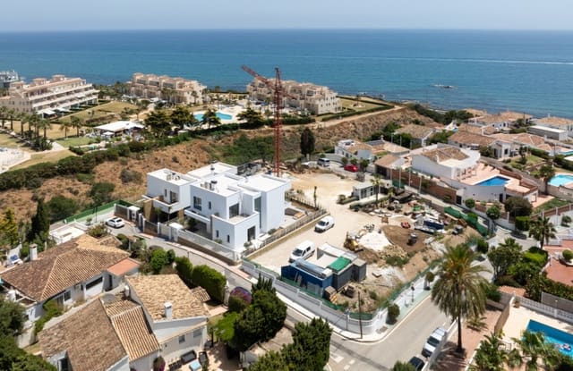 4 bedroom Villa for sale in Marbella with pool garage - € 1,675,000 (Ref: 9616437)