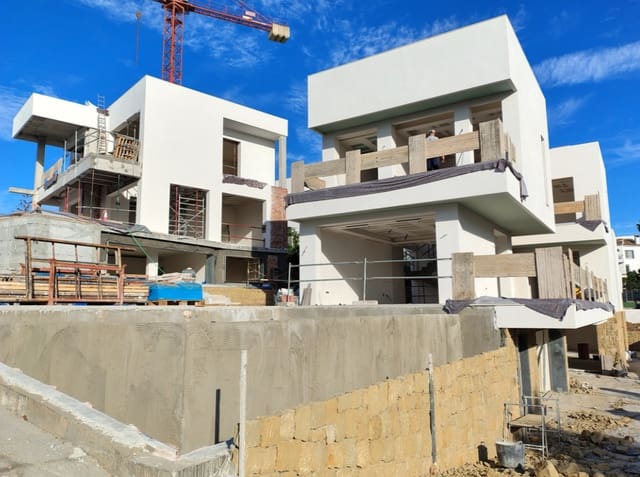 4 bedroom Villa for sale in Marbella with pool garage - € 1,675,000 (Ref: 9616437)