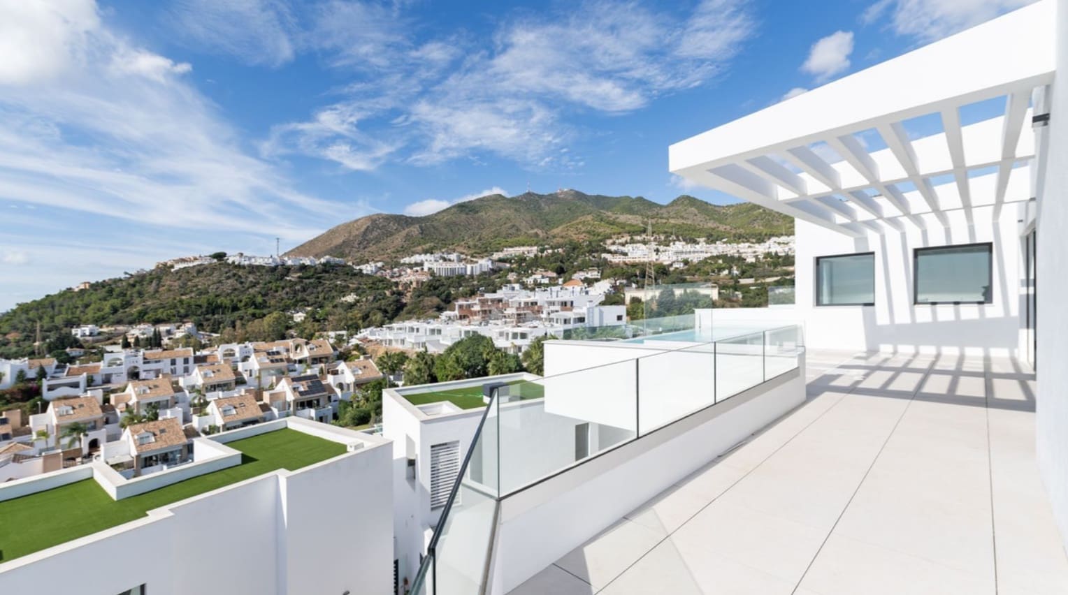 4 slaapkamer Villa te koop in Marbella met zwembad garage - € 2.100.000 (Ref: 9616438)