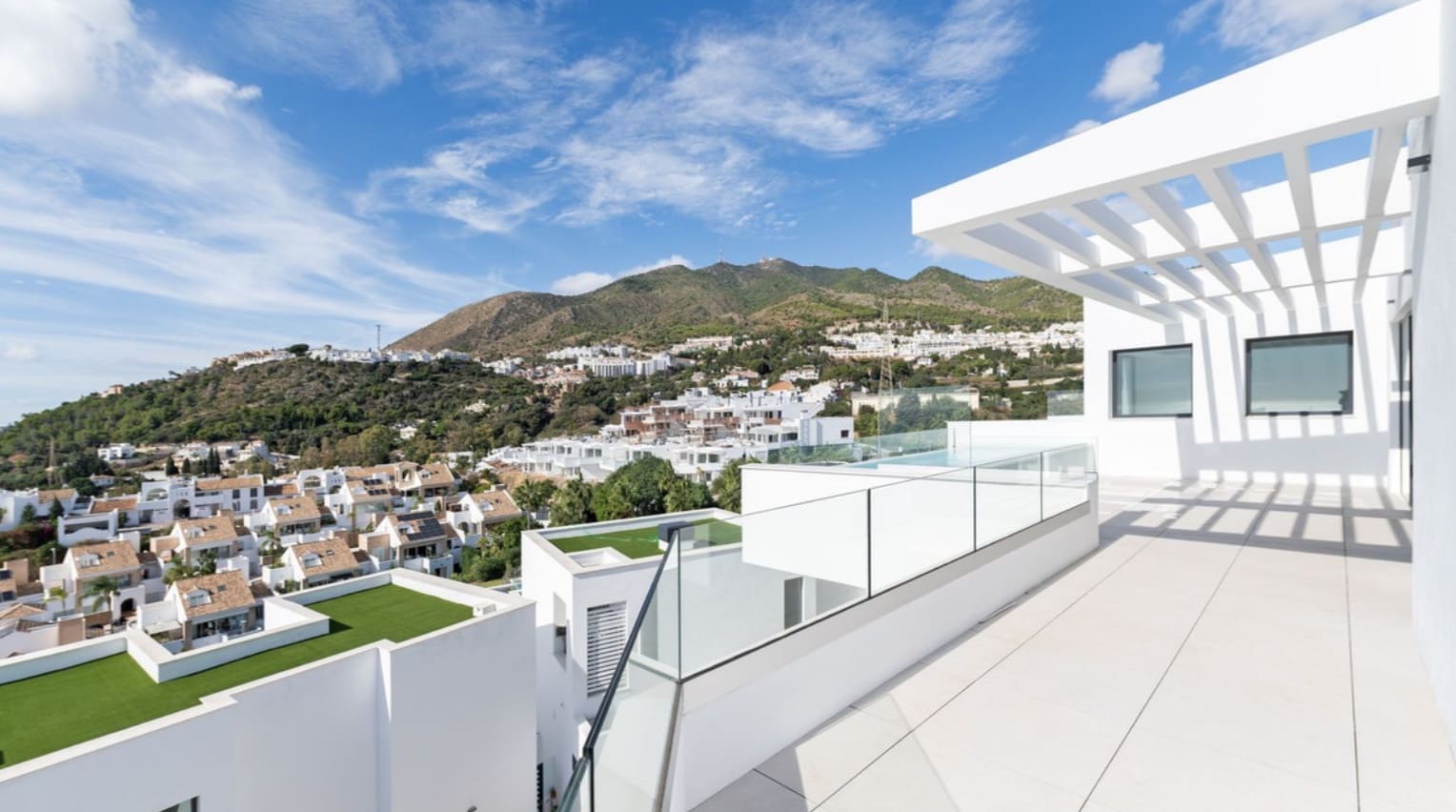 4 bedroom Villa for sale in Marbella with pool garage - € 1,899,000 (Ref: 9616438)
