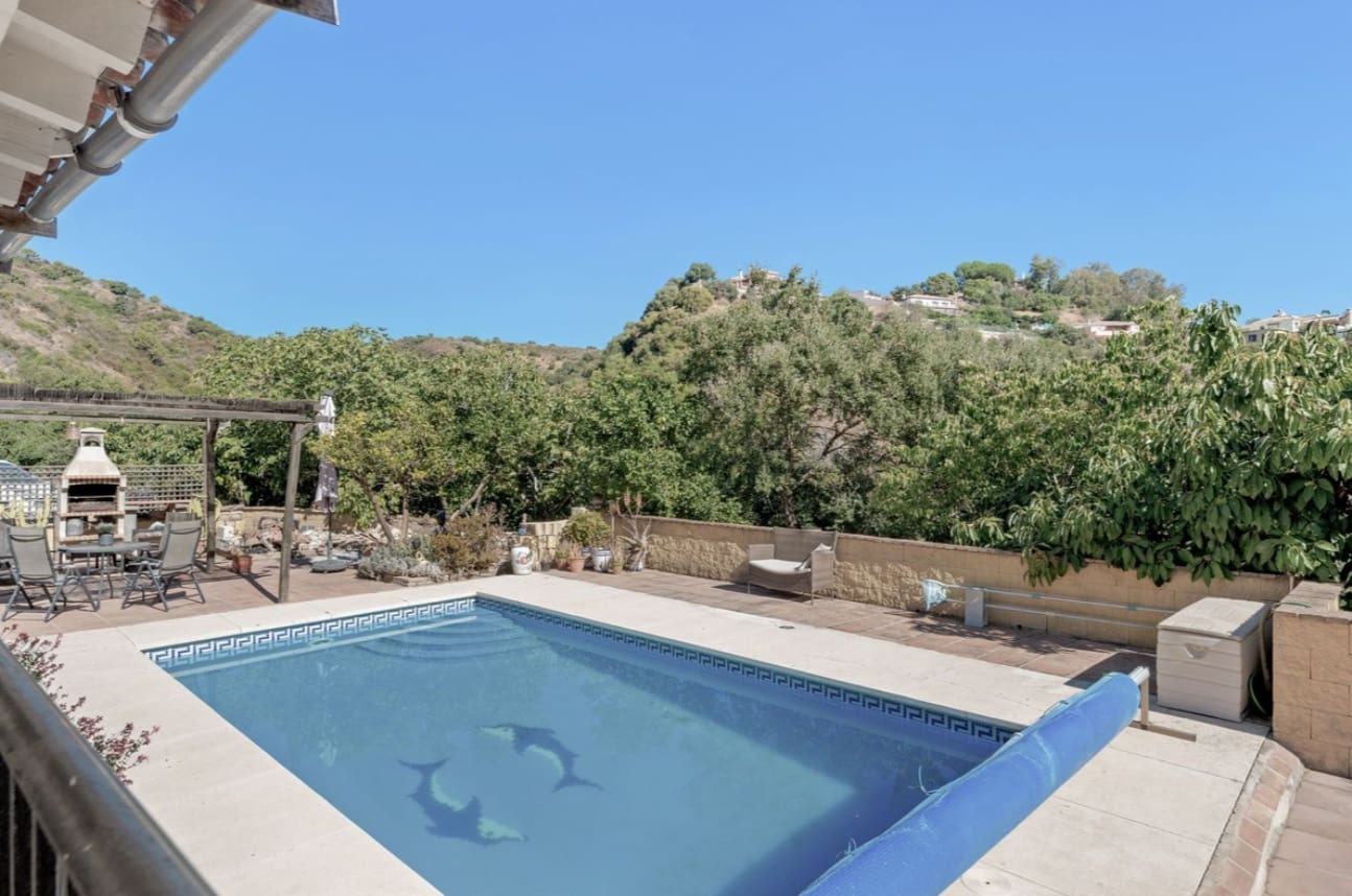 3 soveværelse Villa til salg i Estepona med swimmingpool garage - € 550.000 (Ref: 9616448)