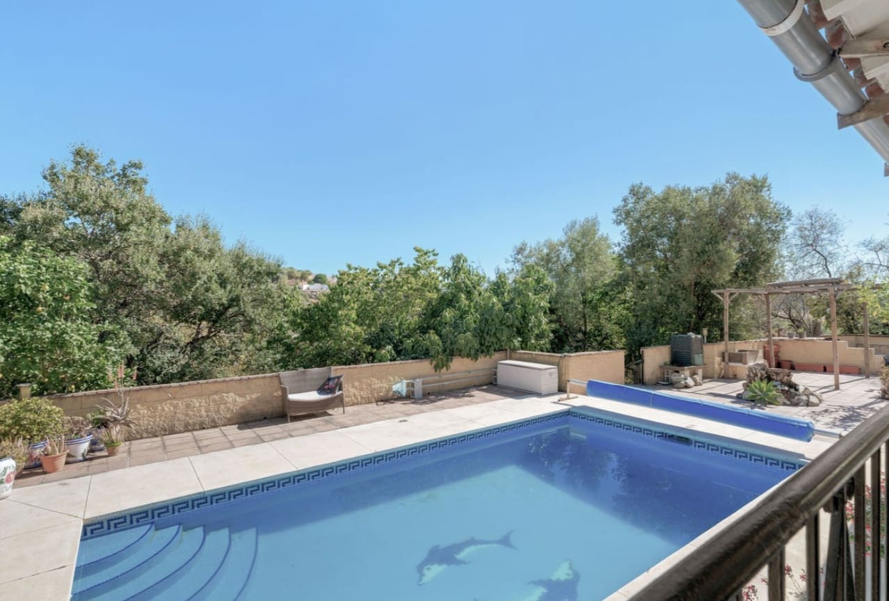 Chalet de 3 habitaciones en Estepona en venta con piscina garaje - 550.000 € (Ref: 9616448)