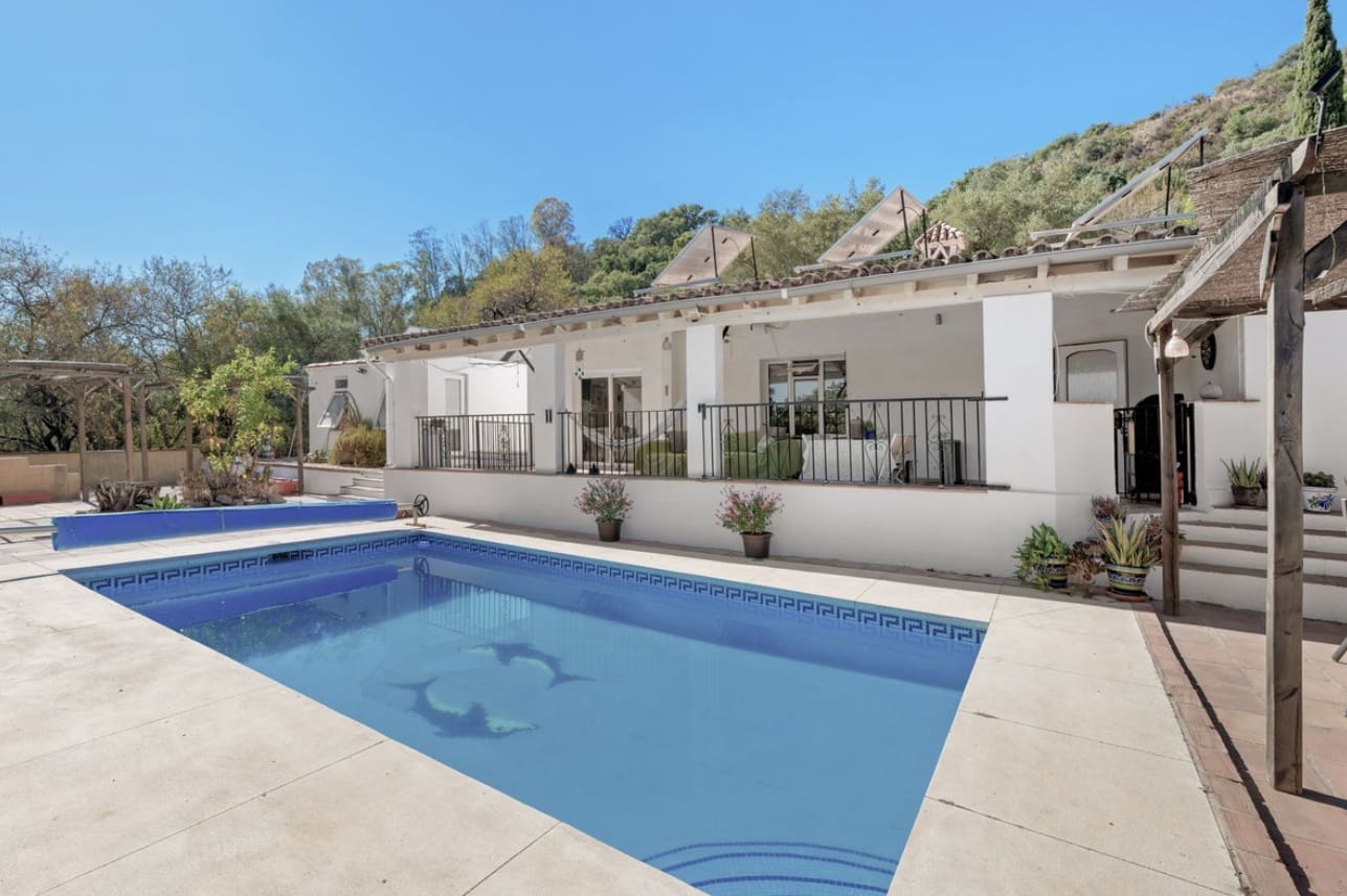 Chalet de 3 habitaciones en Estepona en venta con piscina garaje - 550.000 € (Ref: 9616448)