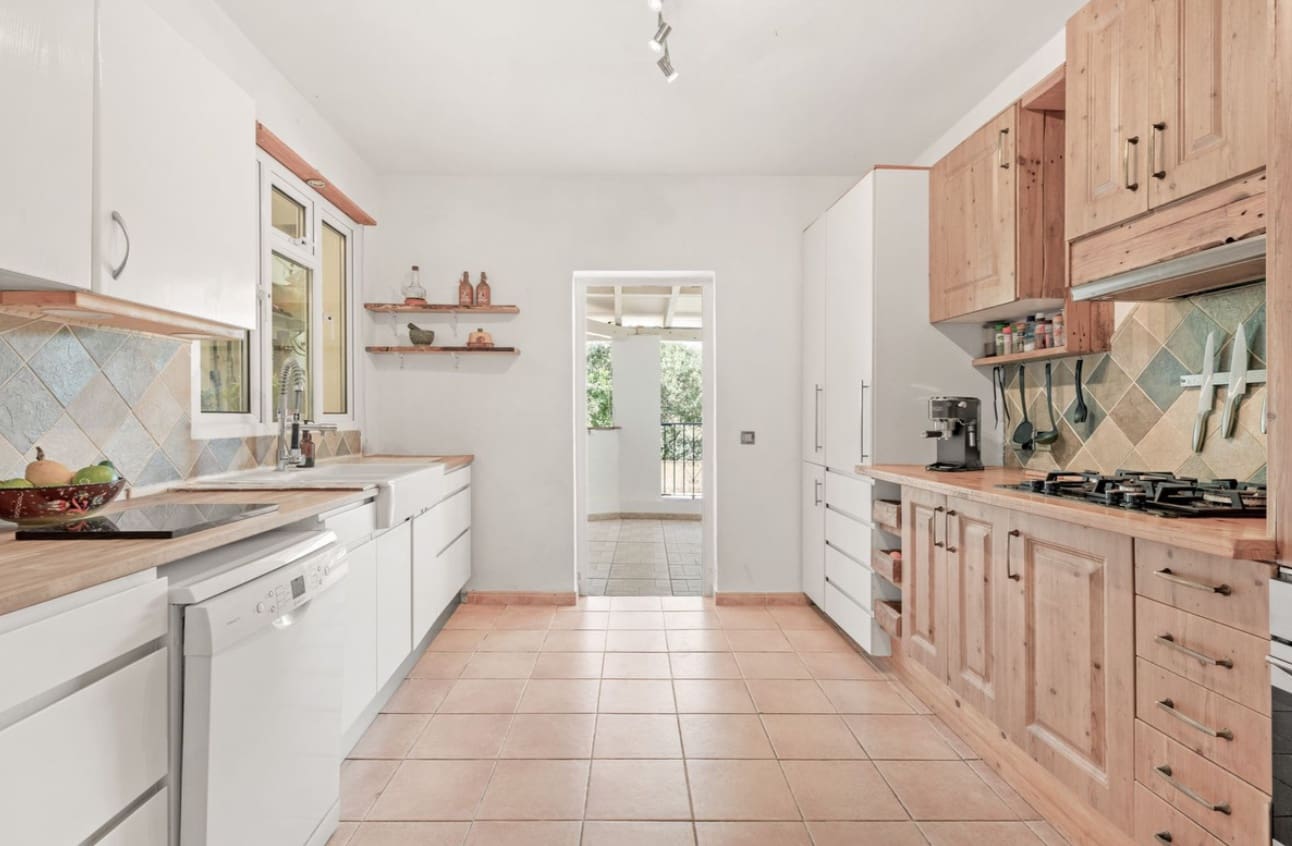 Chalet de 3 habitaciones en Estepona en venta con piscina garaje - 550.000 € (Ref: 9616448)