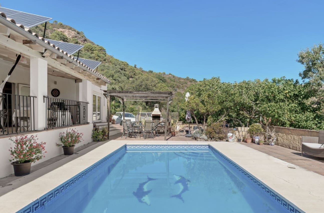 Chalet de 3 habitaciones en Estepona en venta con piscina garaje - 550.000 € (Ref: 9616448)