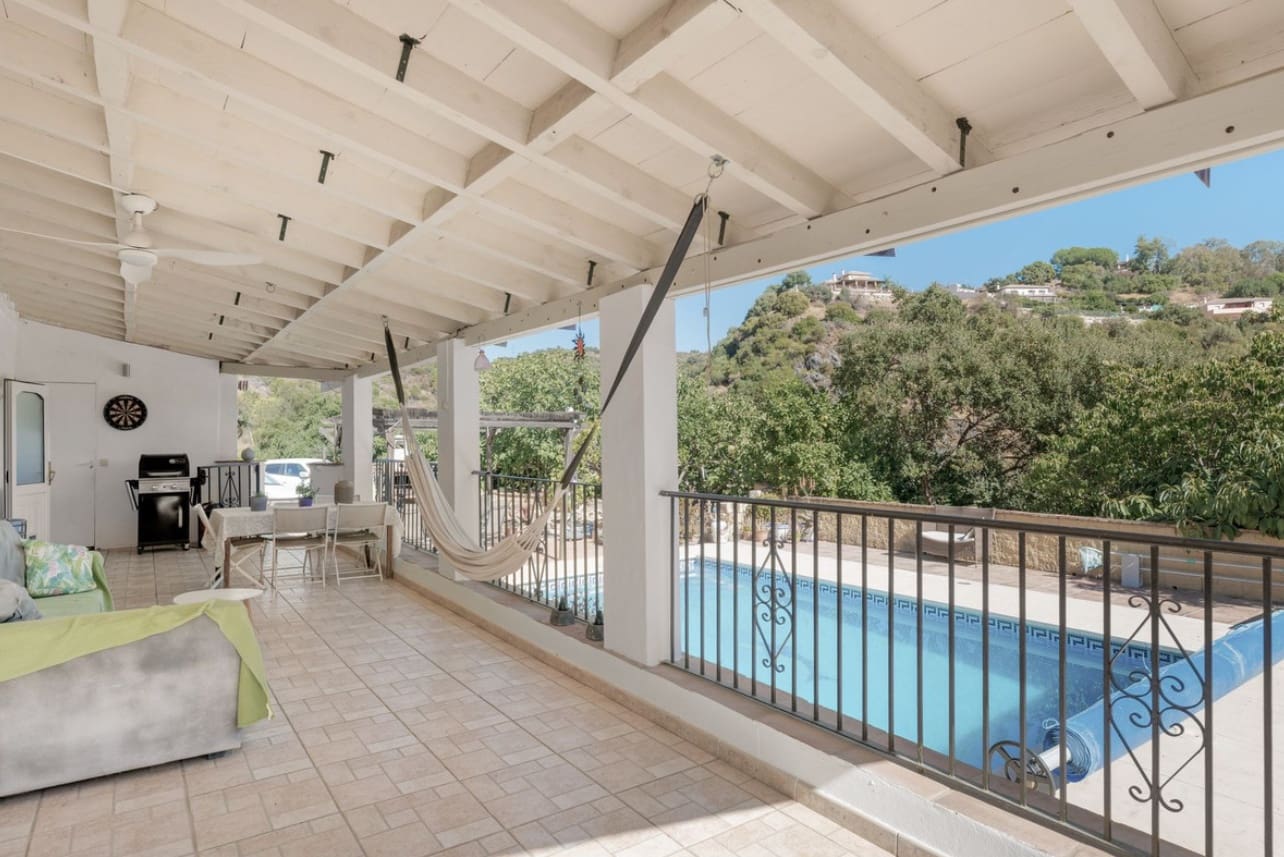 Chalet de 3 habitaciones en Estepona en venta con piscina garaje - 550.000 € (Ref: 9616448)
