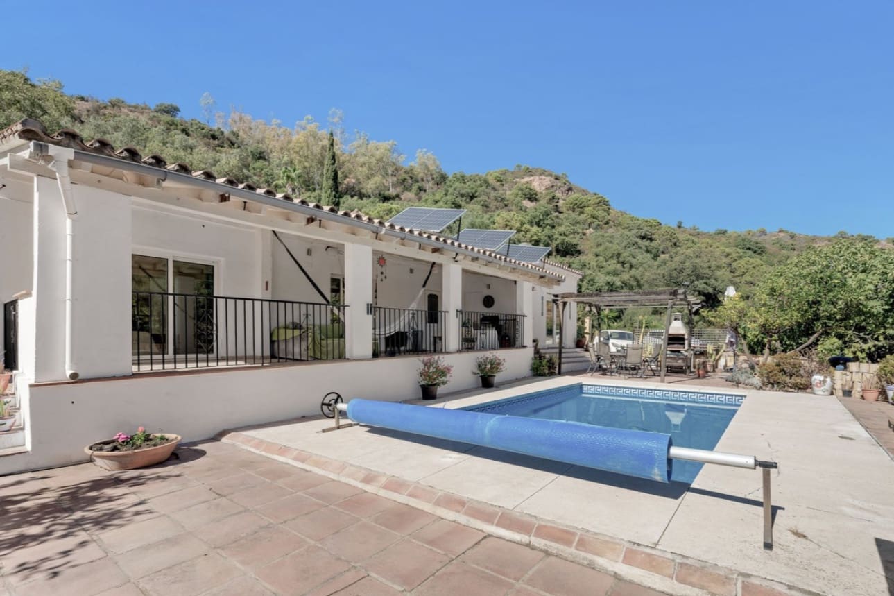 Chalet de 3 habitaciones en Estepona en venta con piscina garaje - 550.000 € (Ref: 9616448)