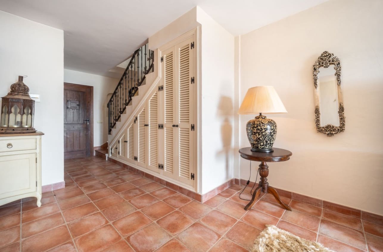 5 makuuhuone Huvila myytävänä paikassa Marbella mukana uima-altaan 
autotalli - 1 300 000 € (Ref: 9616456)