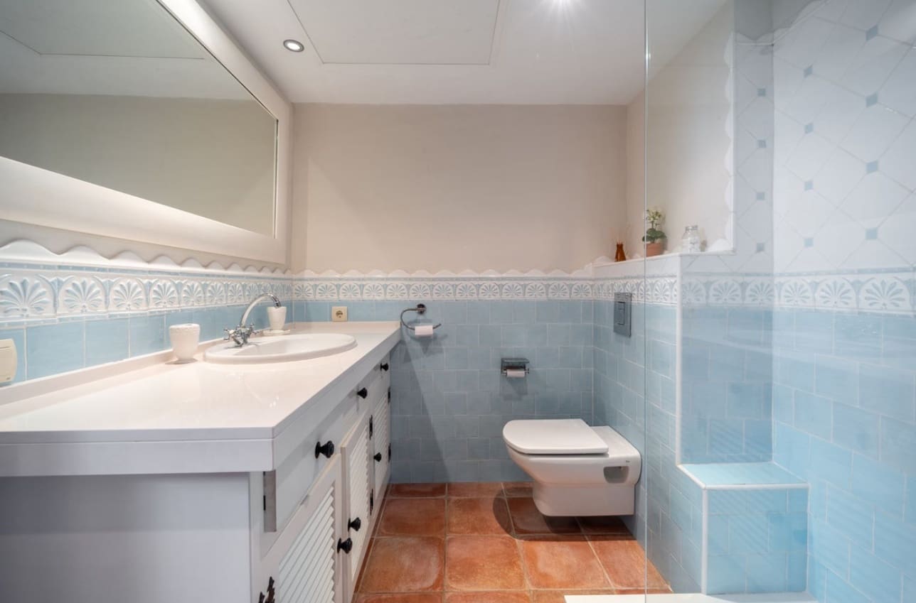 5 makuuhuone Huvila myytävänä paikassa Marbella mukana uima-altaan 
autotalli - 1 300 000 € (Ref: 9616456)