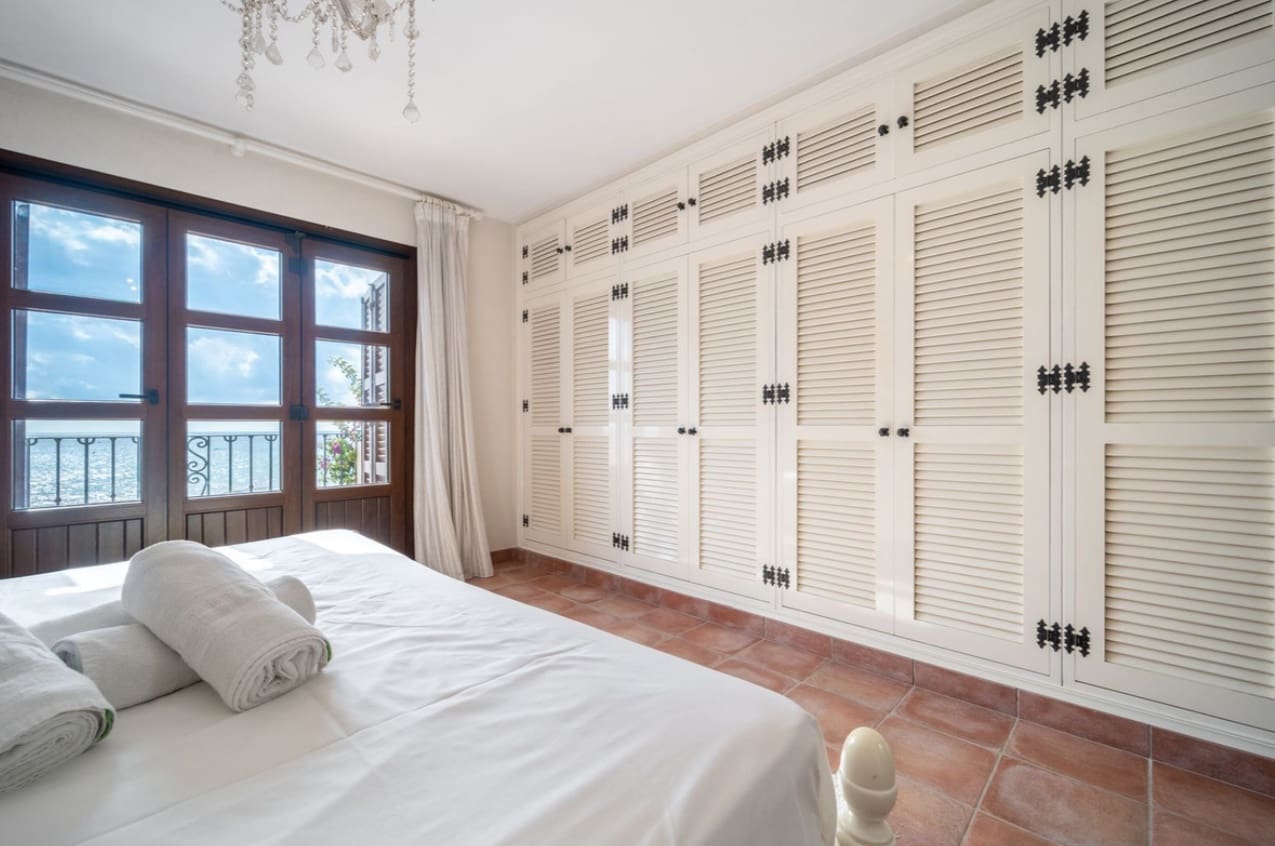 5 makuuhuone Huvila myytävänä paikassa Marbella mukana uima-altaan 
autotalli - 1 300 000 € (Ref: 9616456)