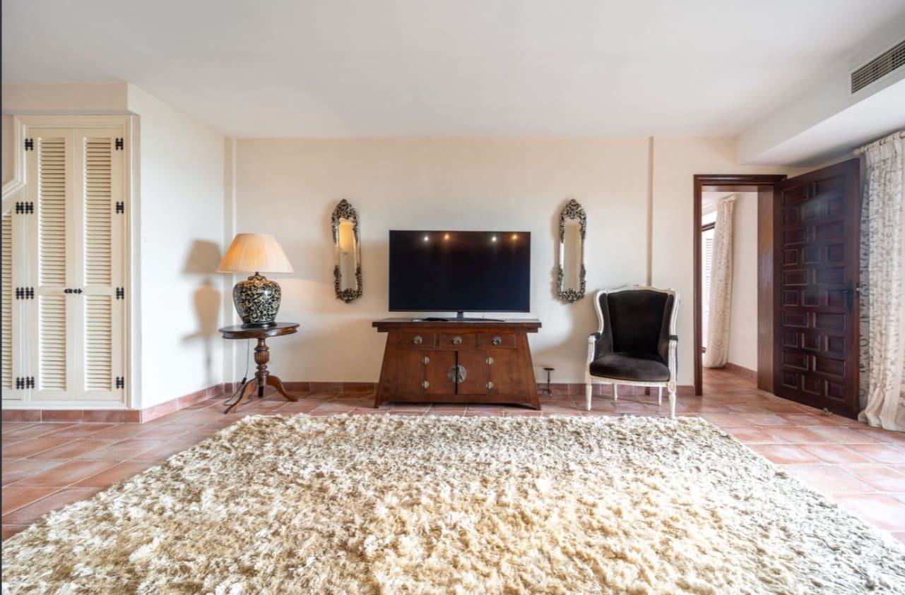 5 makuuhuone Huvila myytävänä paikassa Marbella mukana uima-altaan 
autotalli - 1 300 000 € (Ref: 9616456)