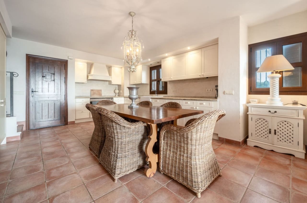 5 makuuhuone Huvila myytävänä paikassa Marbella mukana uima-altaan 
autotalli - 1 300 000 € (Ref: 9616456)