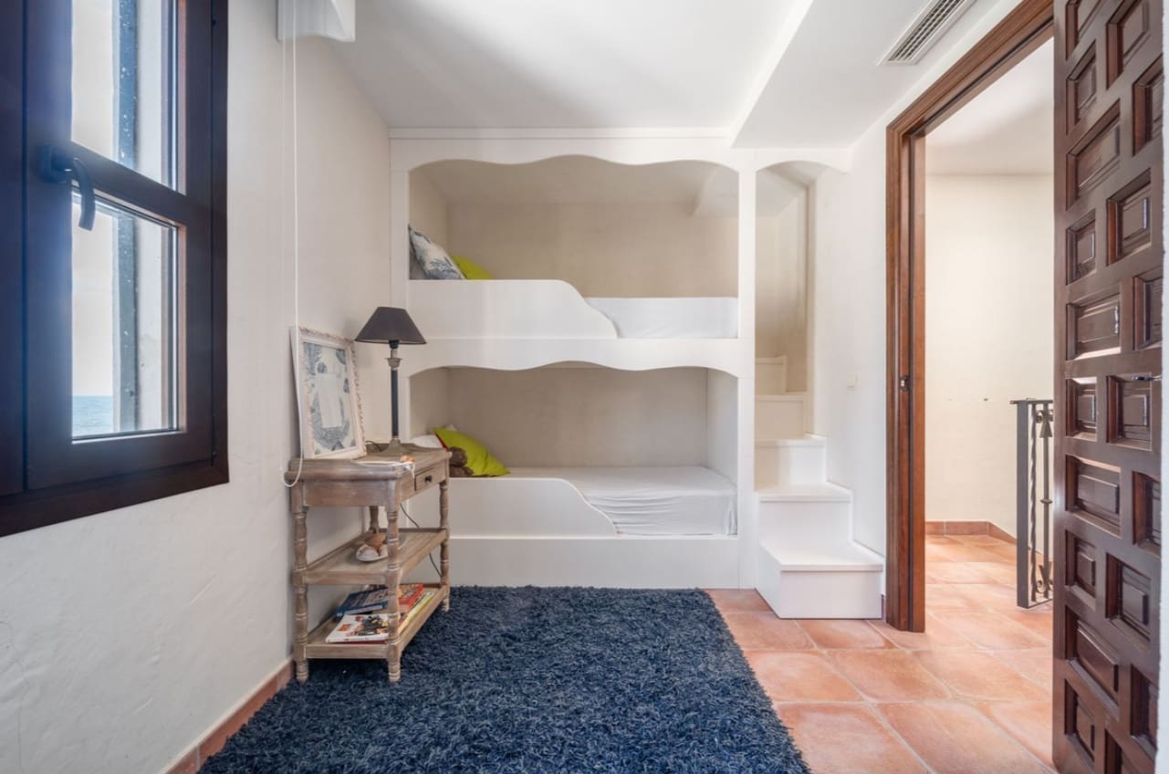 5 makuuhuone Huvila myytävänä paikassa Marbella mukana uima-altaan 
autotalli - 1 300 000 € (Ref: 9616456)