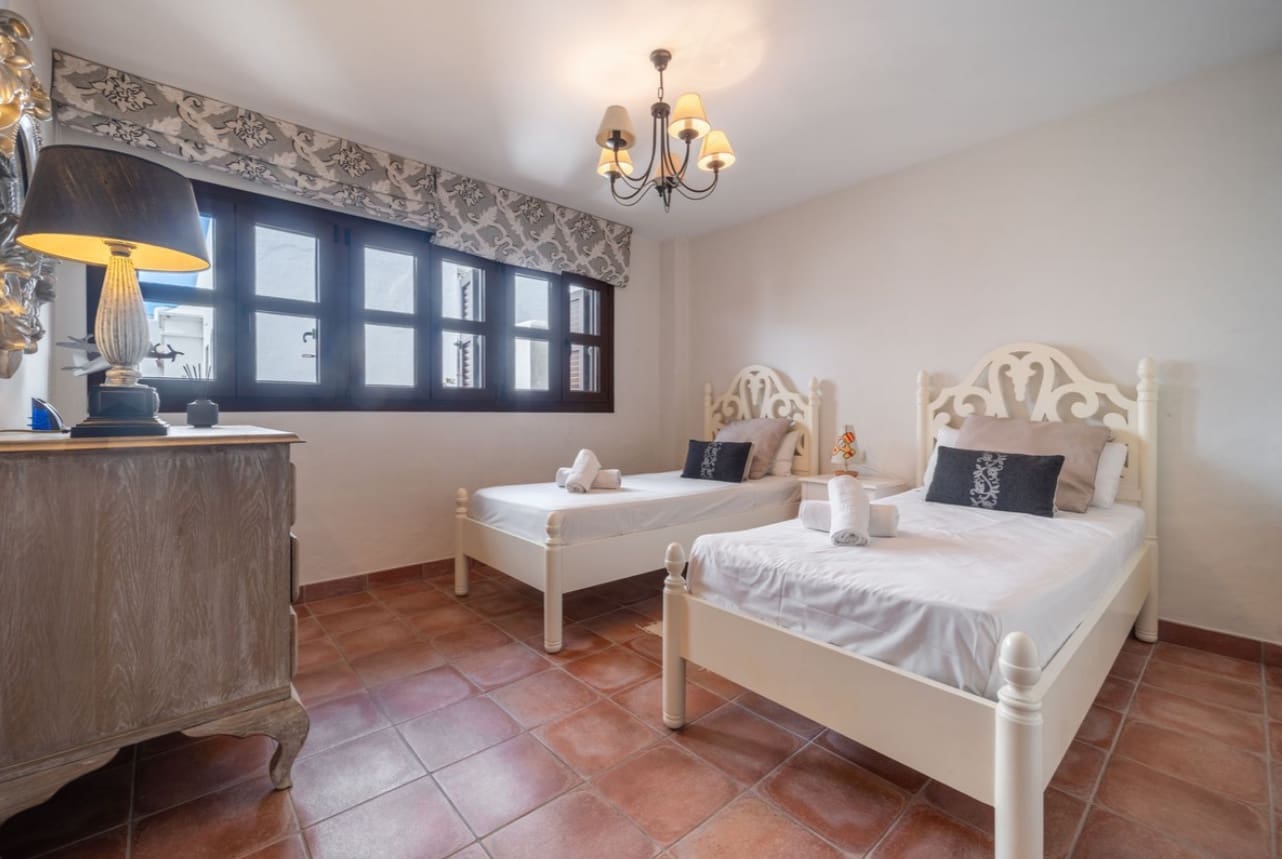 5 makuuhuone Huvila myytävänä paikassa Marbella mukana uima-altaan 
autotalli - 1 300 000 € (Ref: 9616456)