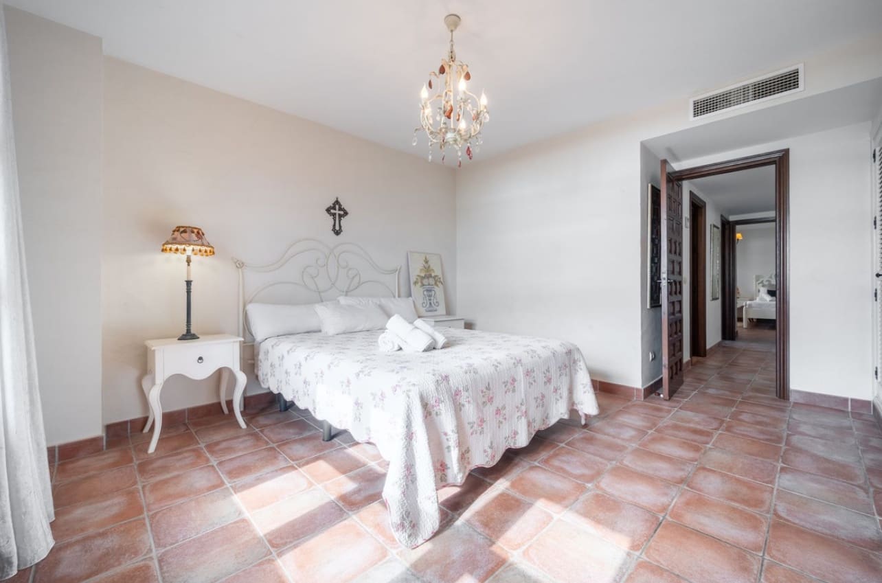 5 makuuhuone Huvila myytävänä paikassa Marbella mukana uima-altaan 
autotalli - 1 300 000 € (Ref: 9616456)