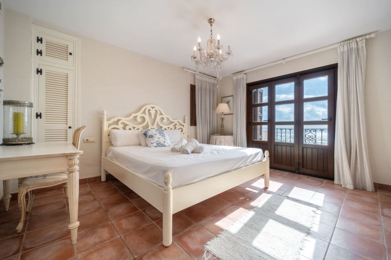 5 makuuhuone Huvila myytävänä paikassa Marbella mukana uima-altaan 
autotalli - 1 300 000 € (Ref: 9616456)