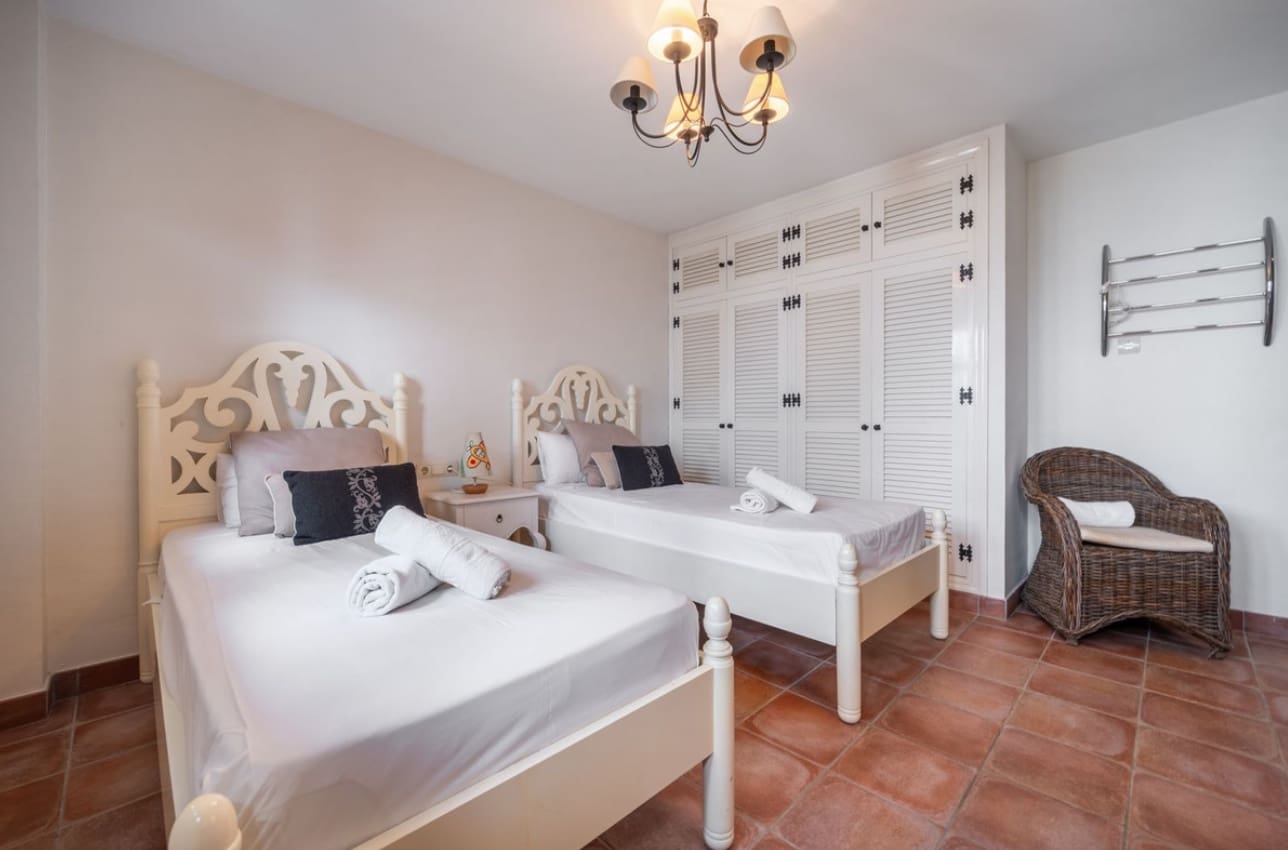 5 makuuhuone Huvila myytävänä paikassa Marbella mukana uima-altaan 
autotalli - 1 300 000 € (Ref: 9616456)