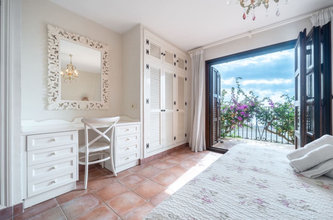 5 makuuhuone Huvila myytävänä paikassa Marbella mukana uima-altaan 
autotalli - 1 300 000 € (Ref: 9616456)