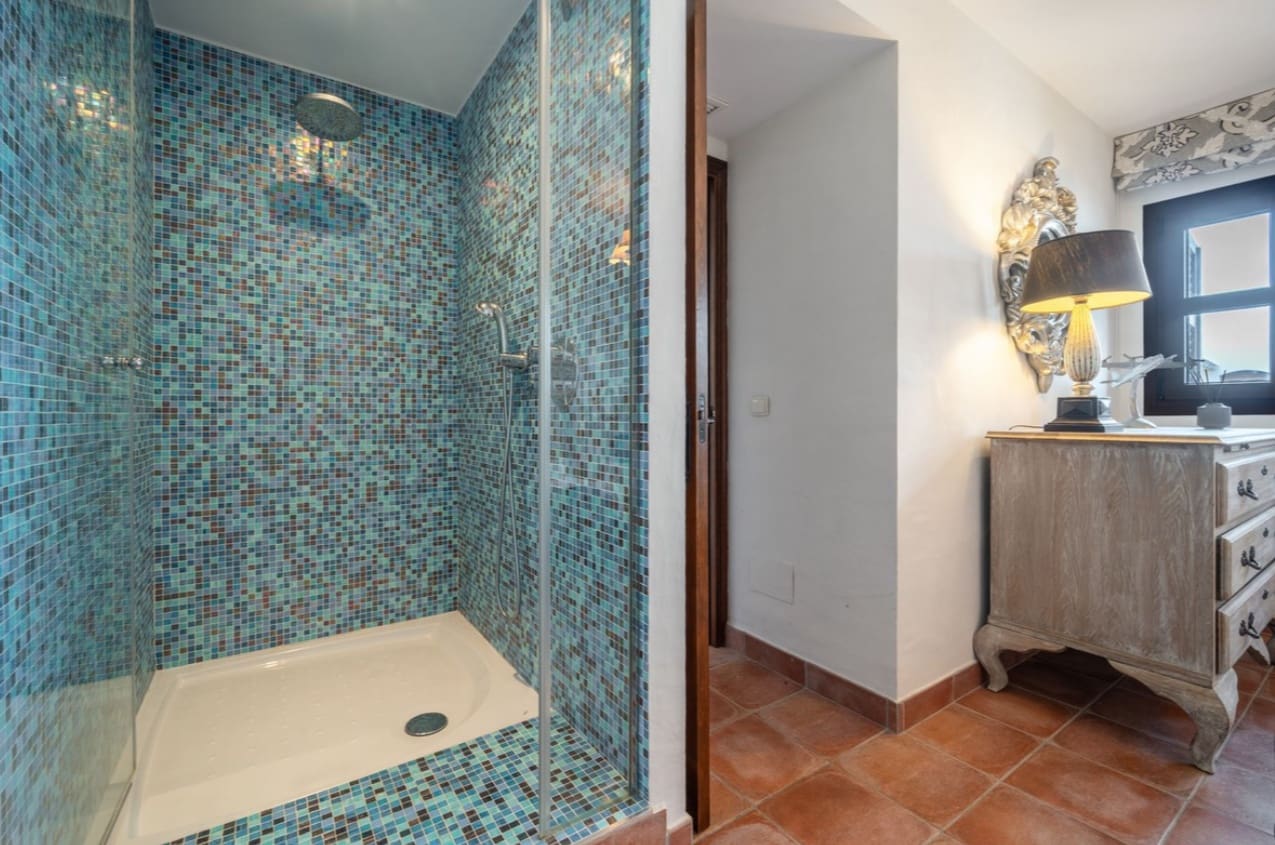 5 makuuhuone Huvila myytävänä paikassa Marbella mukana uima-altaan 
autotalli - 1 300 000 € (Ref: 9616456)