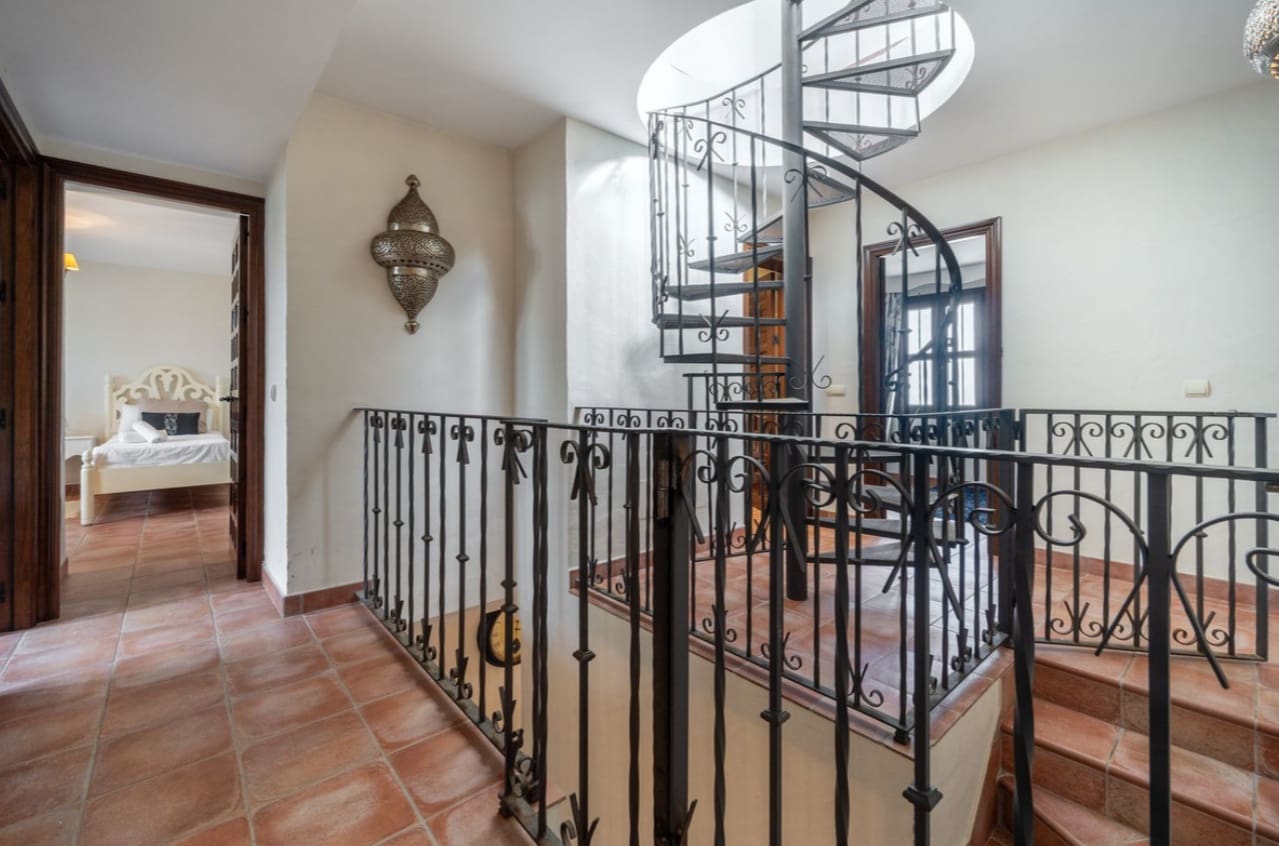 5 makuuhuone Huvila myytävänä paikassa Marbella mukana uima-altaan 
autotalli - 1 300 000 € (Ref: 9616456)