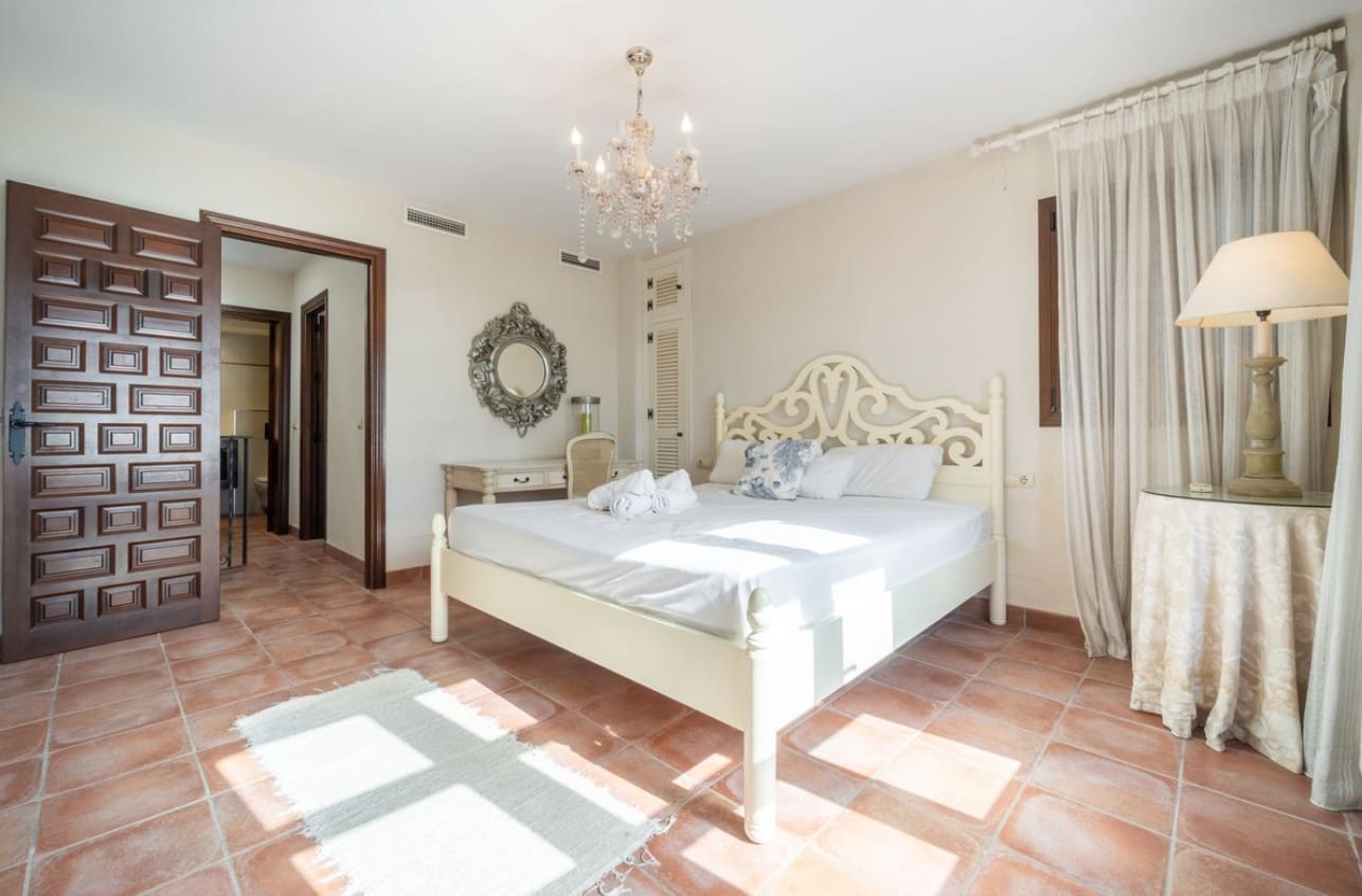 5 makuuhuone Huvila myytävänä paikassa Marbella mukana uima-altaan 
autotalli - 1 300 000 € (Ref: 9616456)