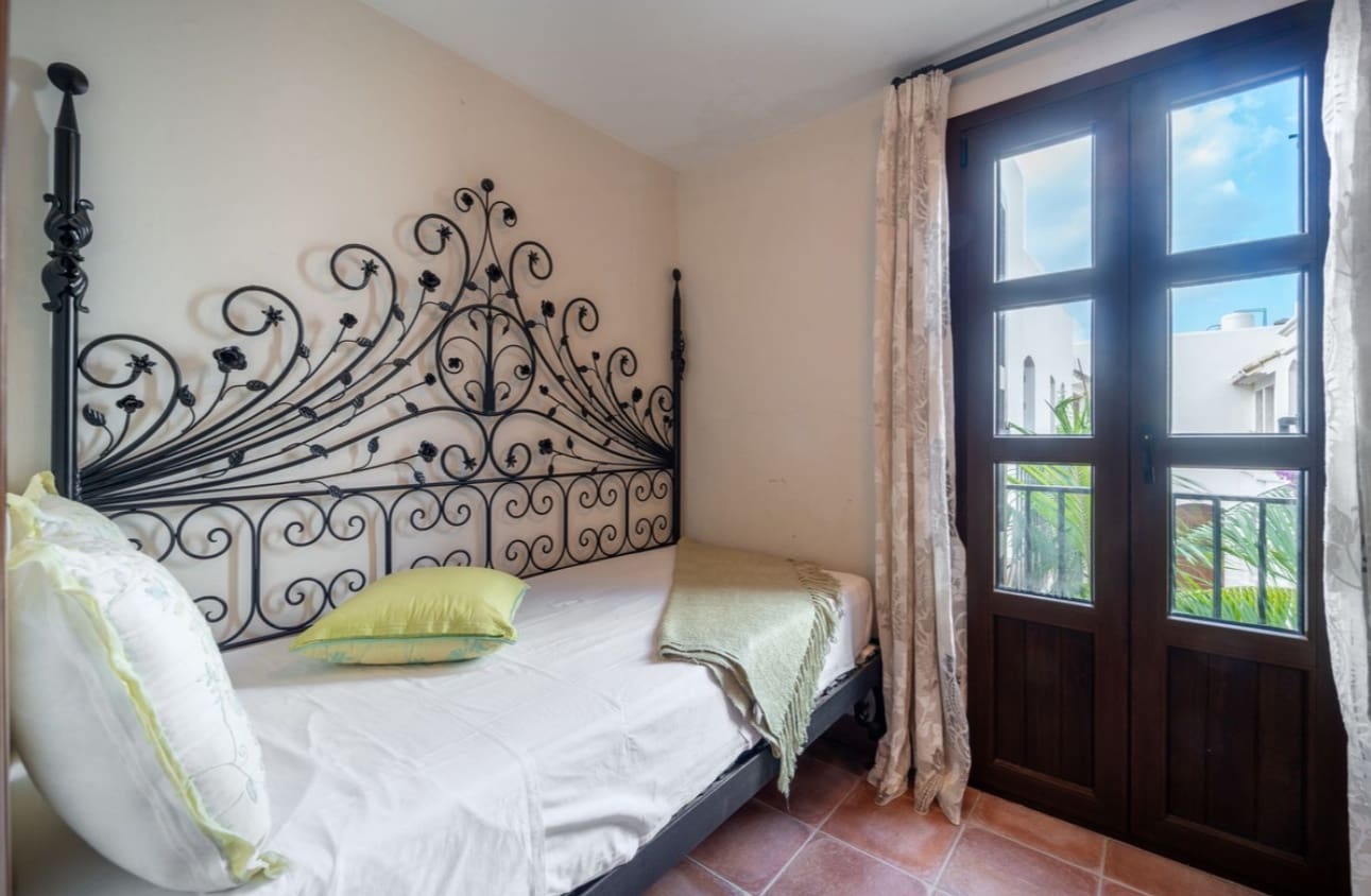 5 makuuhuone Huvila myytävänä paikassa Marbella mukana uima-altaan 
autotalli - 1 300 000 € (Ref: 9616456)