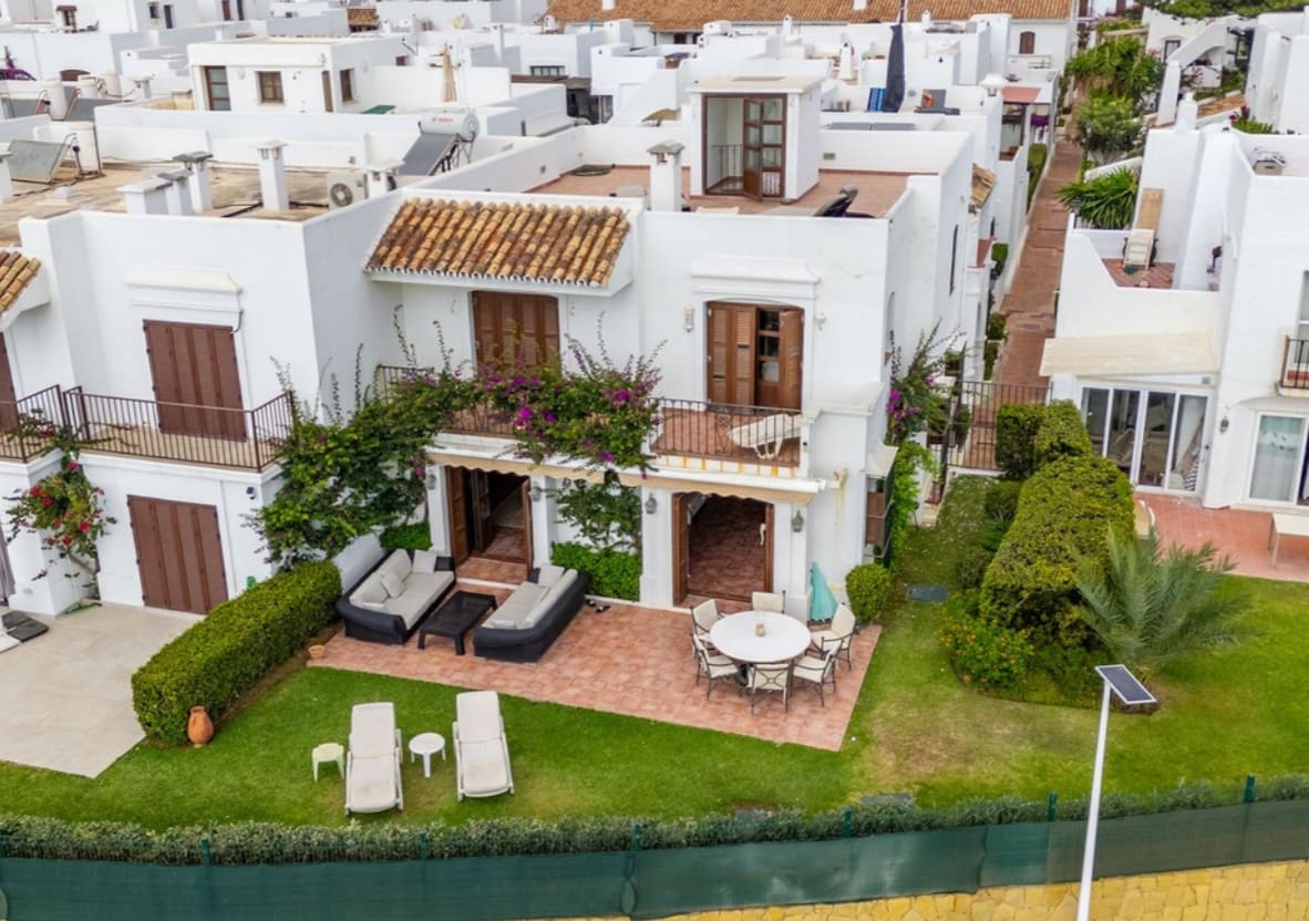 5 makuuhuone Huvila myytävänä paikassa Marbella mukana uima-altaan 
autotalli - 1 300 000 € (Ref: 9616456)