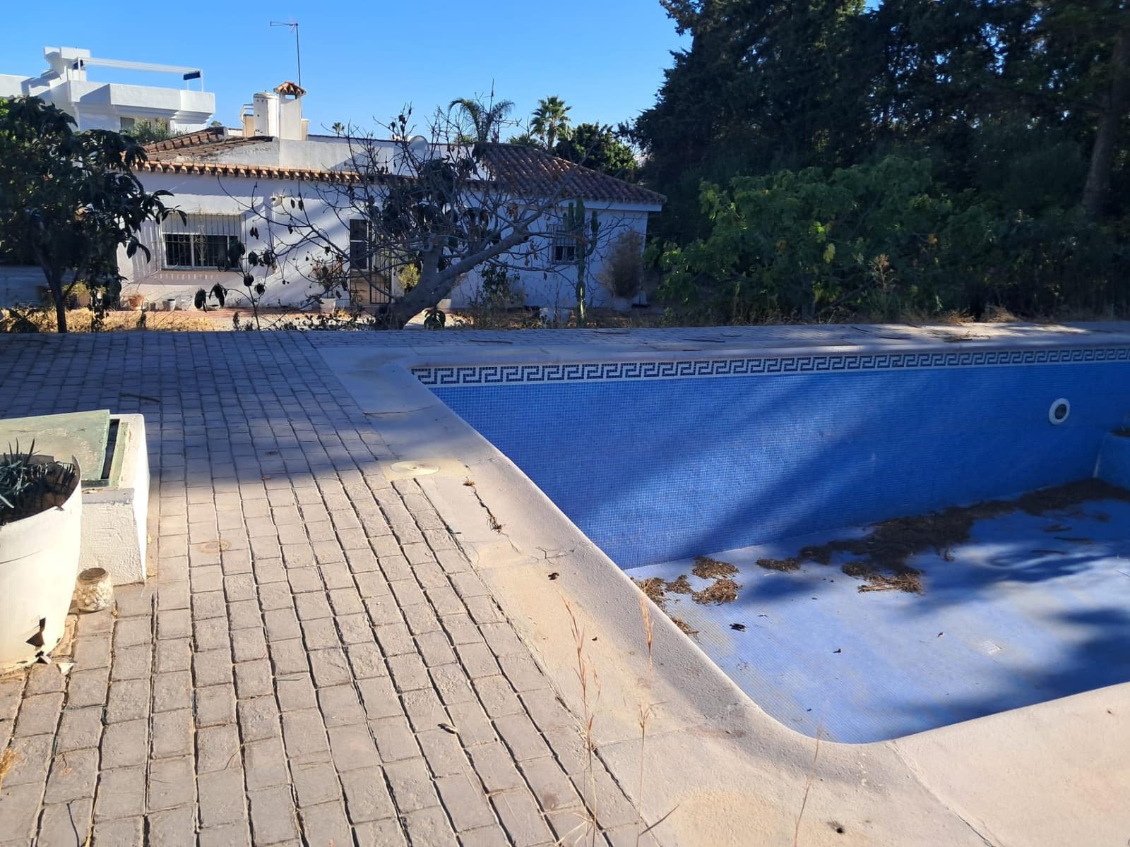 5 bedroom Villa for sale in Marbella with pool - € 1,150,000 (Ref: 9616463)
