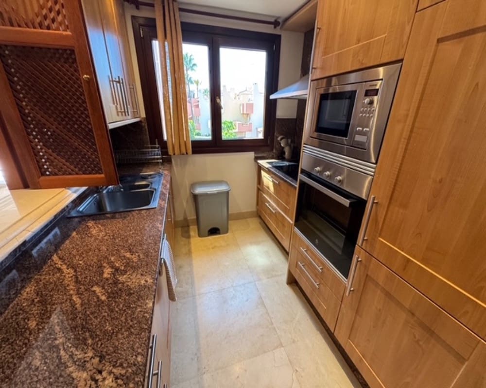 2 makuuhuone Huoneisto myytävänä paikassa Estepona mukana uima-altaan 
autotalli - 585 000 € (Ref: 9616473)