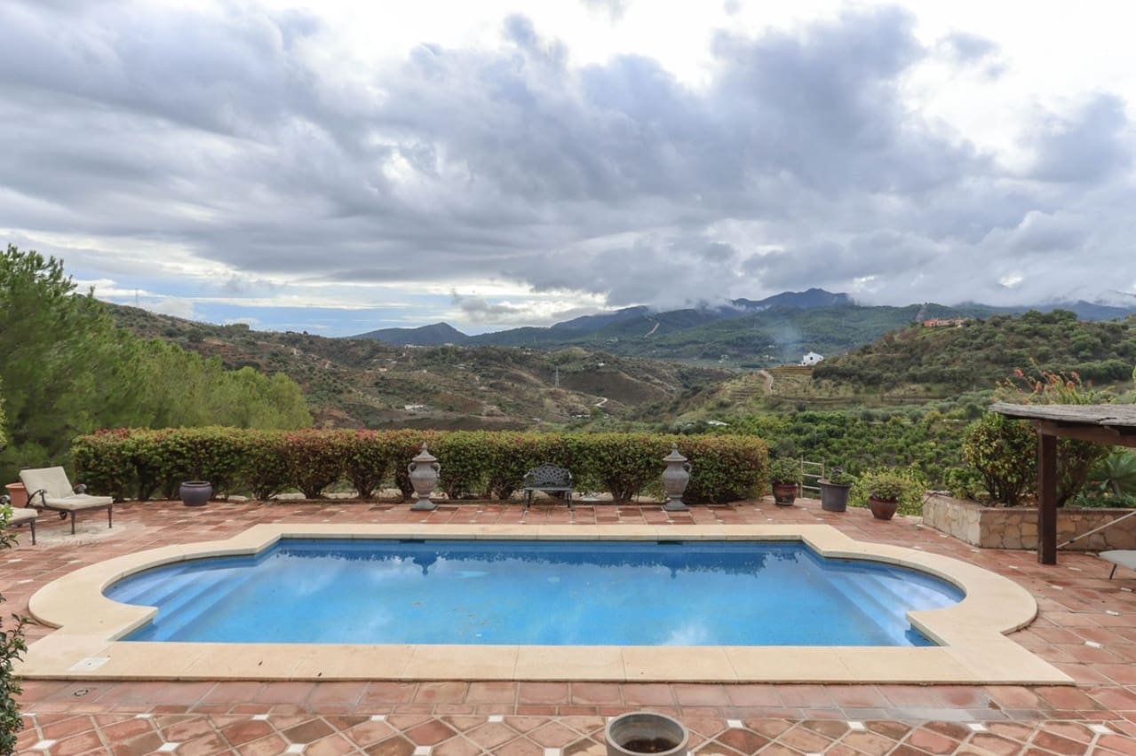 5 Zimmer Villa zu verkaufen in Monda mit Pool Garage - 899.000 € (Ref: 9616477)