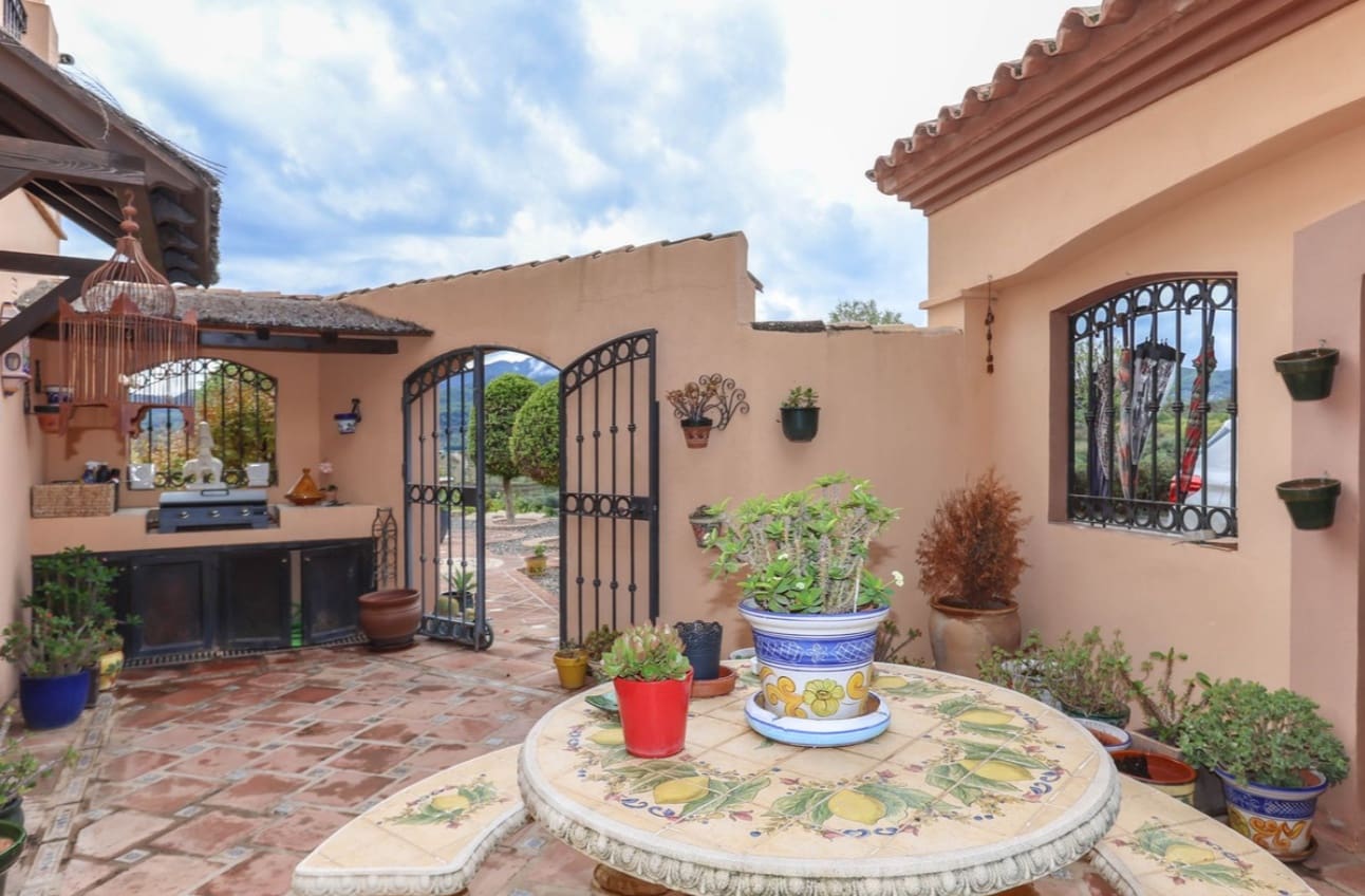 5 Zimmer Villa zu verkaufen in Monda mit Pool Garage - 899.000 € (Ref: 9616477)