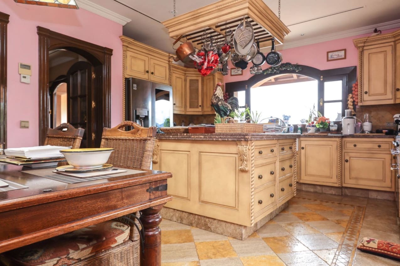 5 Zimmer Villa zu verkaufen in Monda mit Pool Garage - 899.000 € (Ref: 9616477)