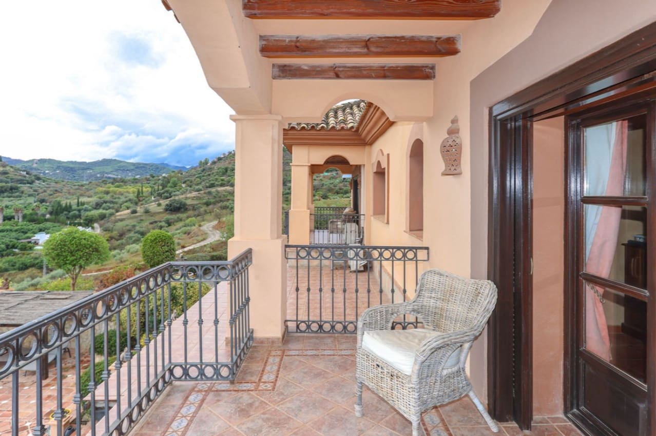 5 Zimmer Villa zu verkaufen in Monda mit Pool Garage - 899.000 € (Ref: 9616477)