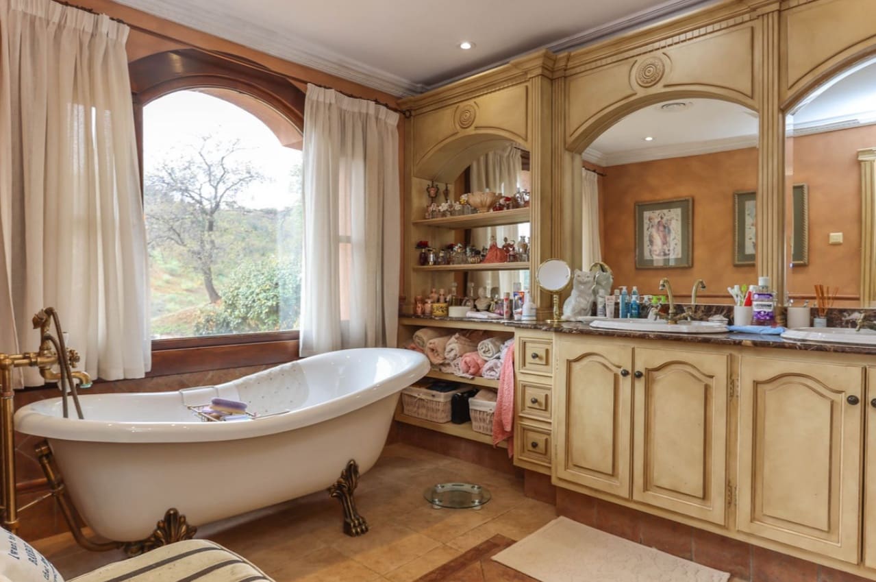 5 Zimmer Villa zu verkaufen in Monda mit Pool Garage - 899.000 € (Ref: 9616477)