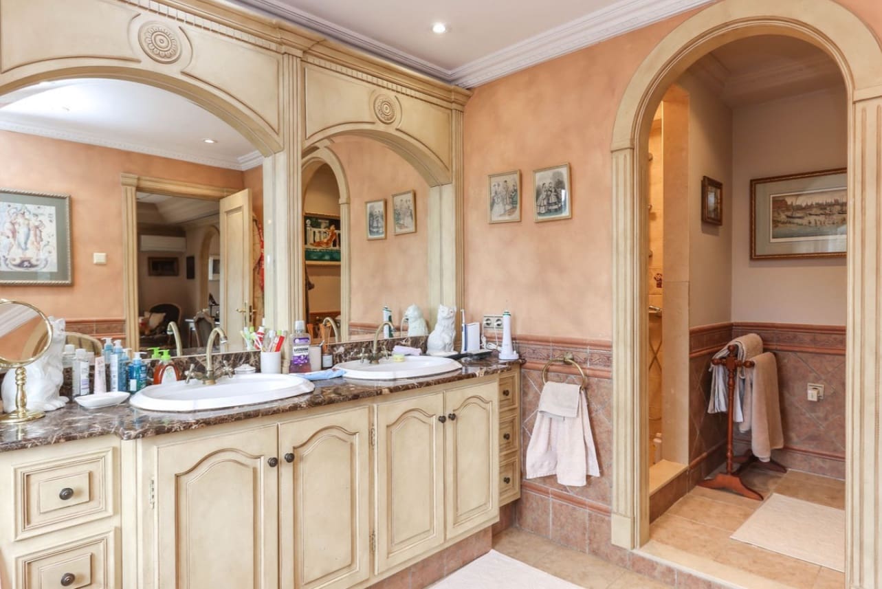 5 Zimmer Villa zu verkaufen in Monda mit Pool Garage - 899.000 € (Ref: 9616477)