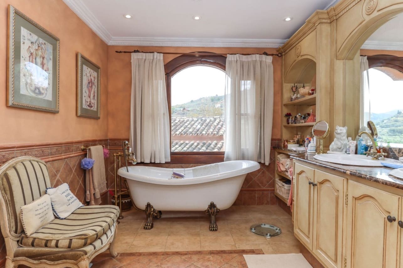 5 Zimmer Villa zu verkaufen in Monda mit Pool Garage - 899.000 € (Ref: 9616477)