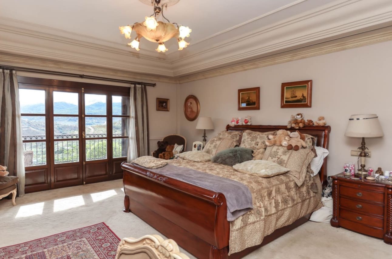 5 Zimmer Villa zu verkaufen in Monda mit Pool Garage - 899.000 € (Ref: 9616477)