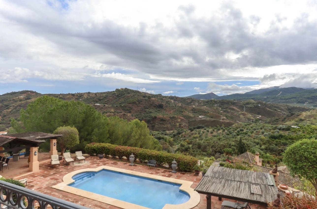 5 Zimmer Villa zu verkaufen in Monda mit Pool Garage - 899.000 € (Ref: 9616477)