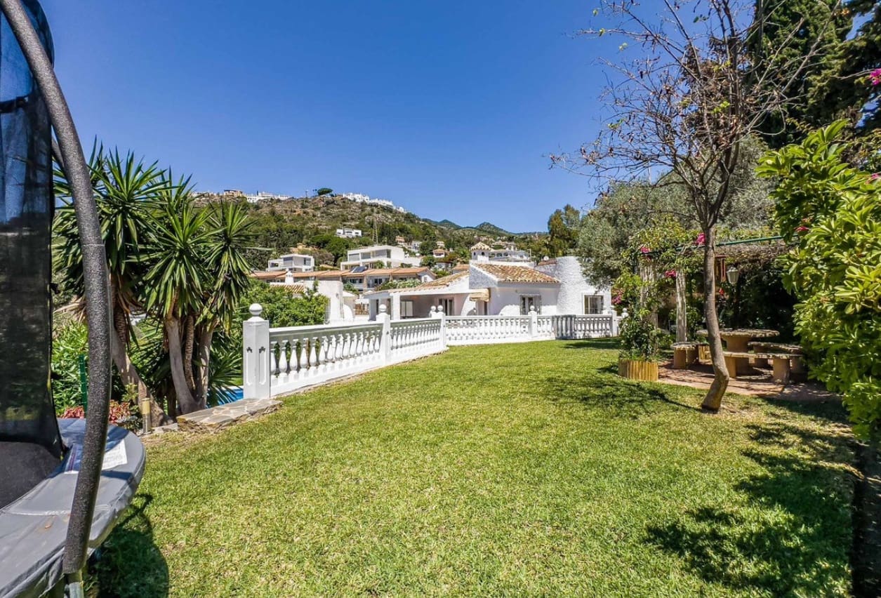 4 bedroom Villa for sale in Benalmadena with pool - € 995,000 (Ref: 9616479)