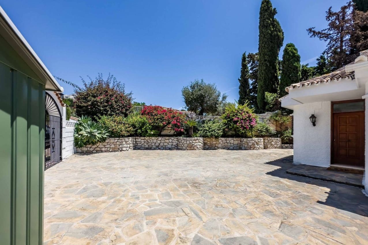 4 bedroom Villa for sale in Benalmadena with pool - € 995,000 (Ref: 9616479)