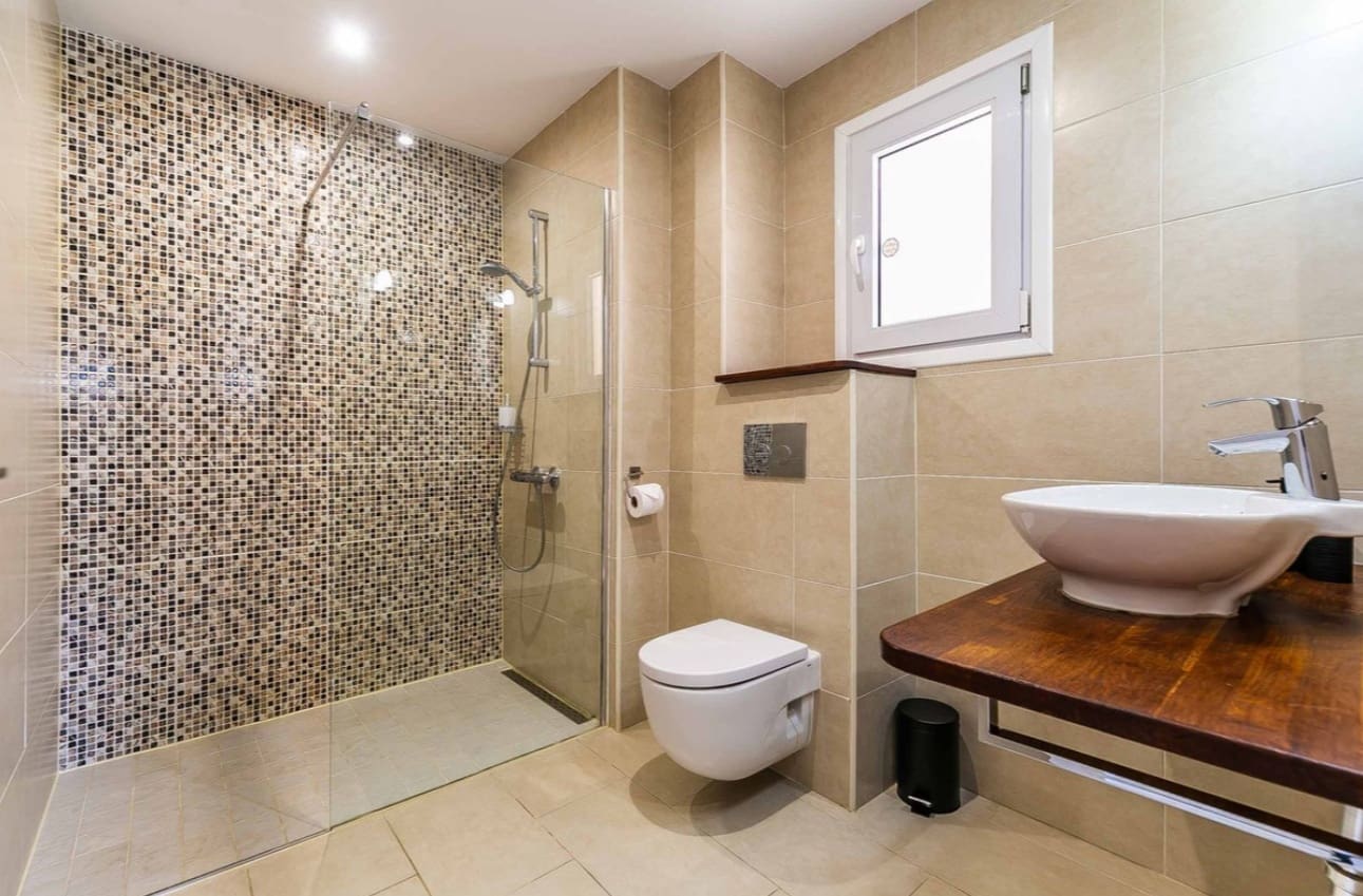 4 bedroom Villa for sale in Benalmadena with pool - € 995,000 (Ref: 9616479)
